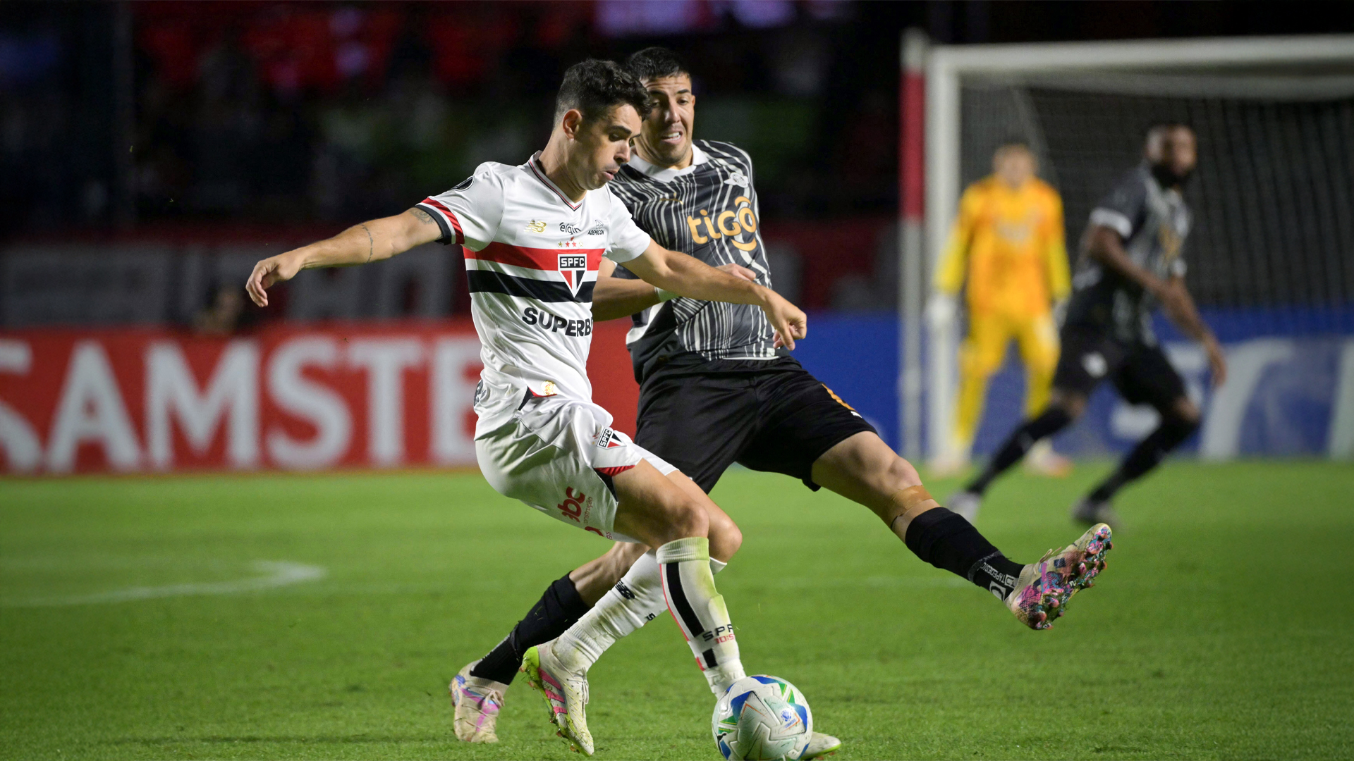 النجم البرازيلي أوسكار يعتزل كرة القدم 