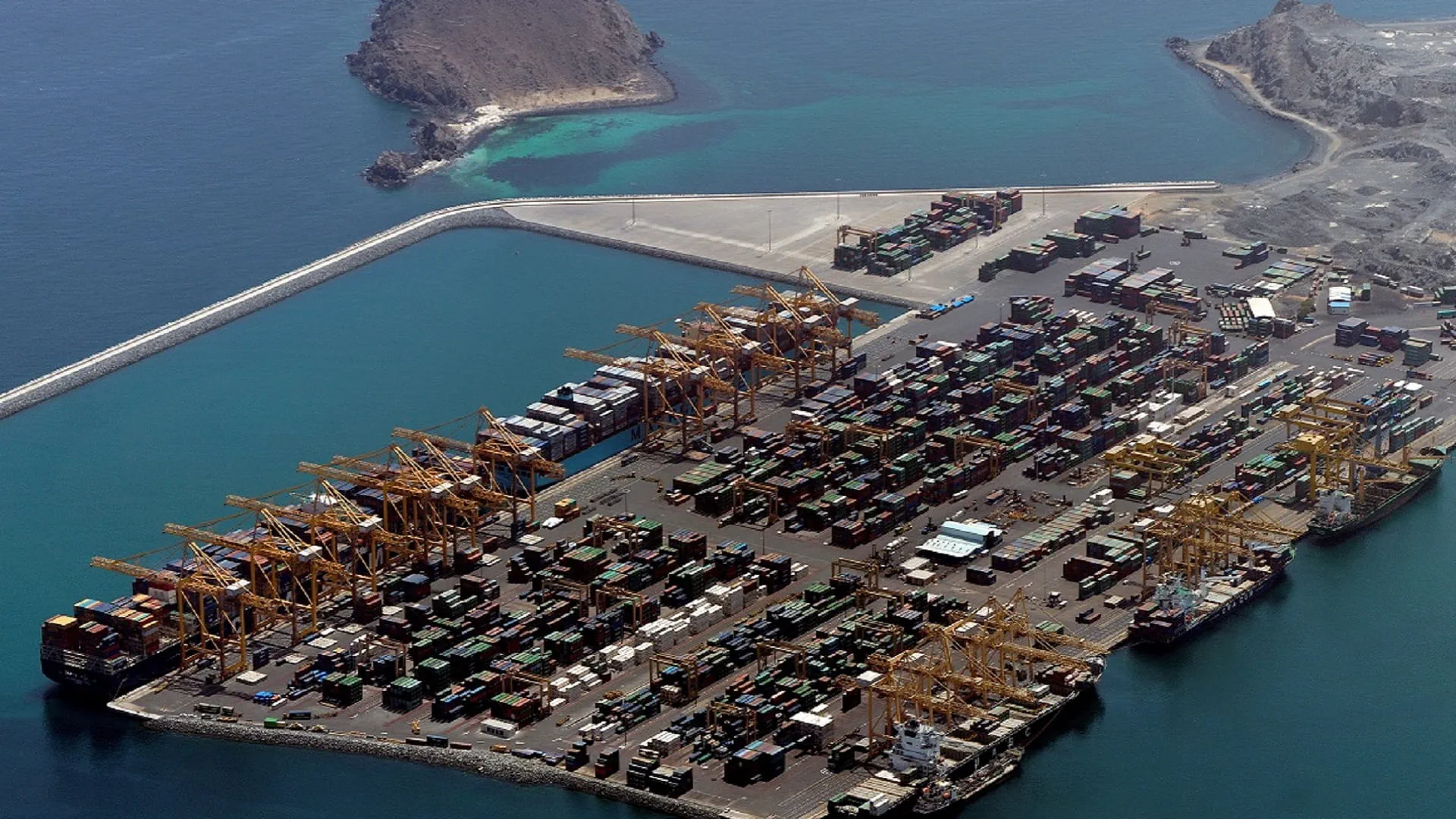 Sharjah authorities contain fire at Khorfakkan Port