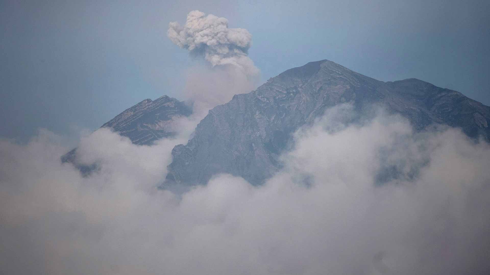 بركان جبل سيميرو يثور تسع مرات في إندونيسيا 