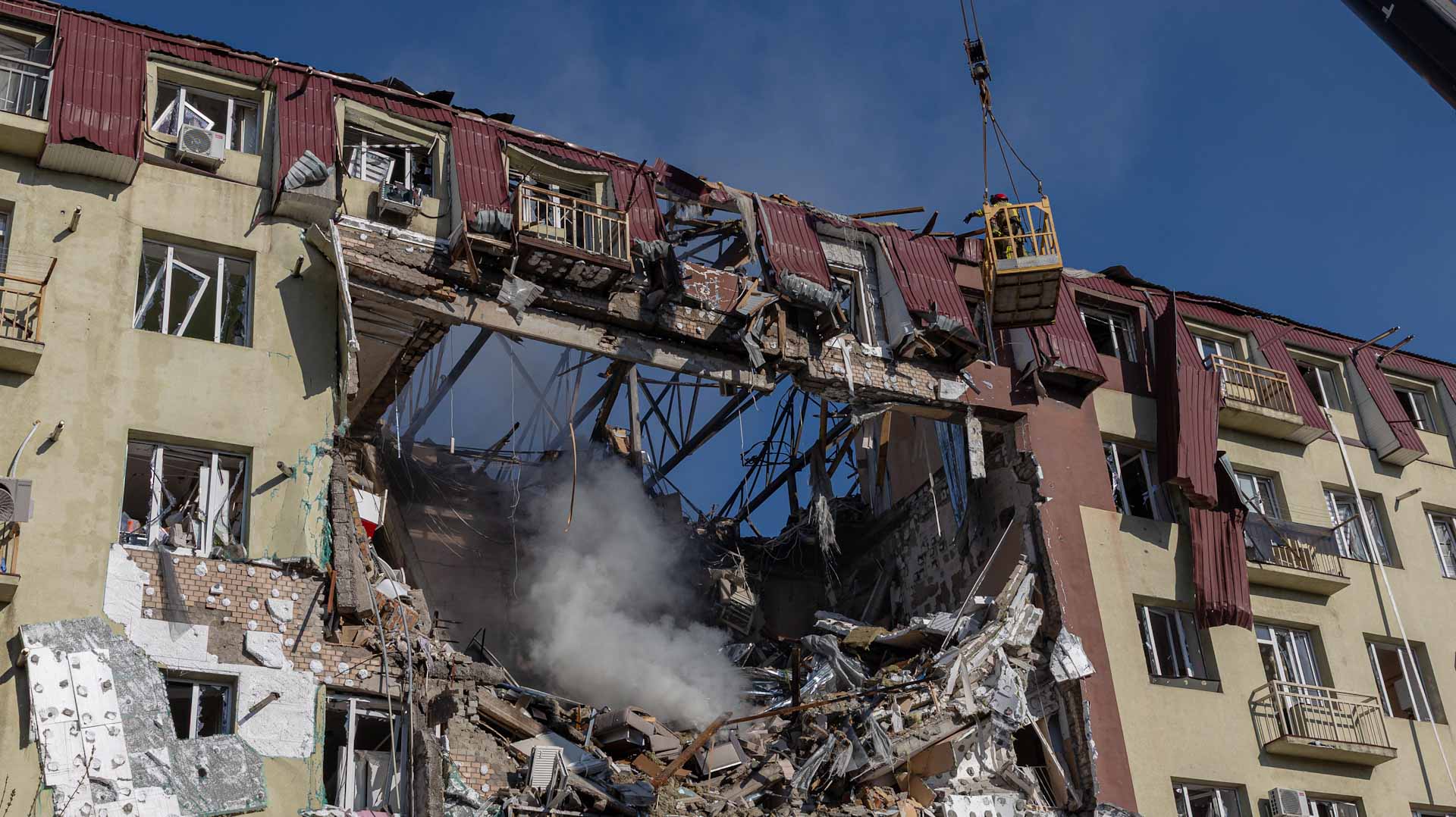 صورة بعنوان: انهيار مبنى في أوكرانيا إثر هجوم روسي يتسبب بوفاة ثلاثة بينهم طفل 