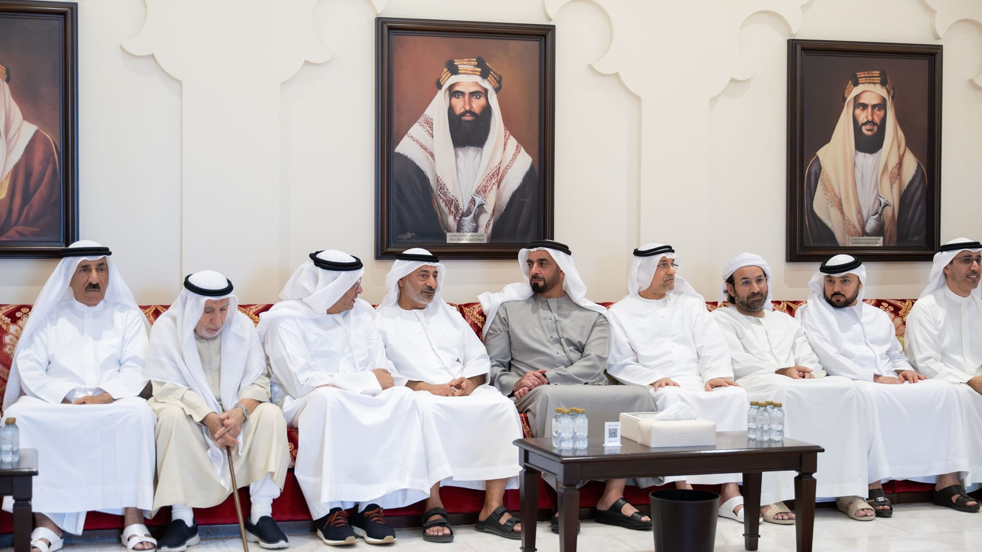 صورة بعنوان: سيف بن زايد يقدم واجب العزاء في وفاة سالم إبراهيم السامان النعيمي 