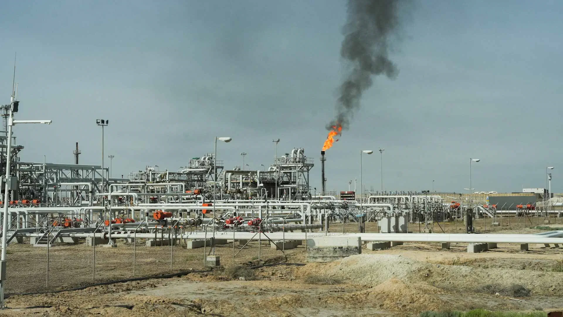 Oil climbs as Hormuz tensions escalate and risks grow