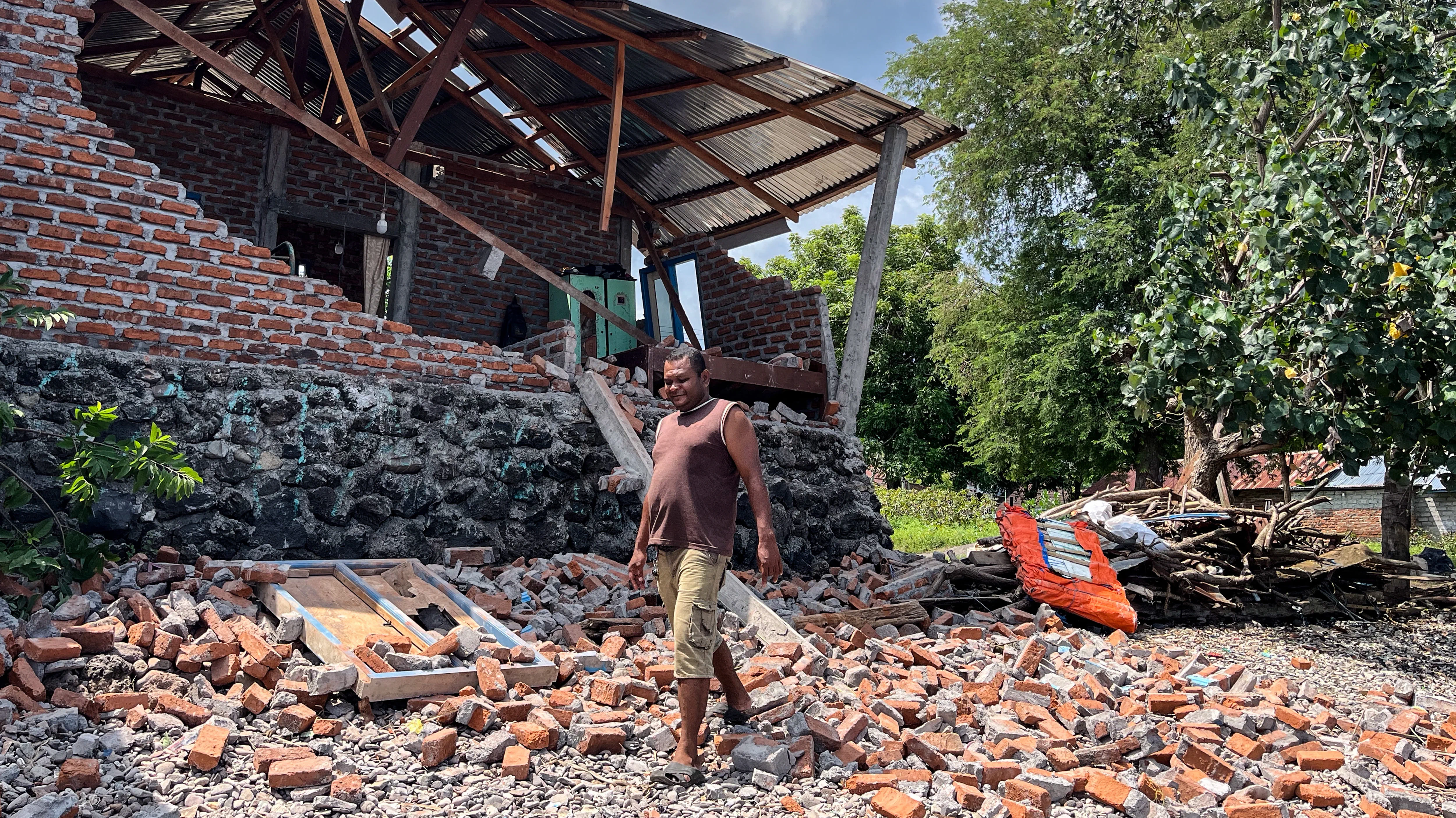 4.9-magnitude quake hits eastern Indonesia, damages homes