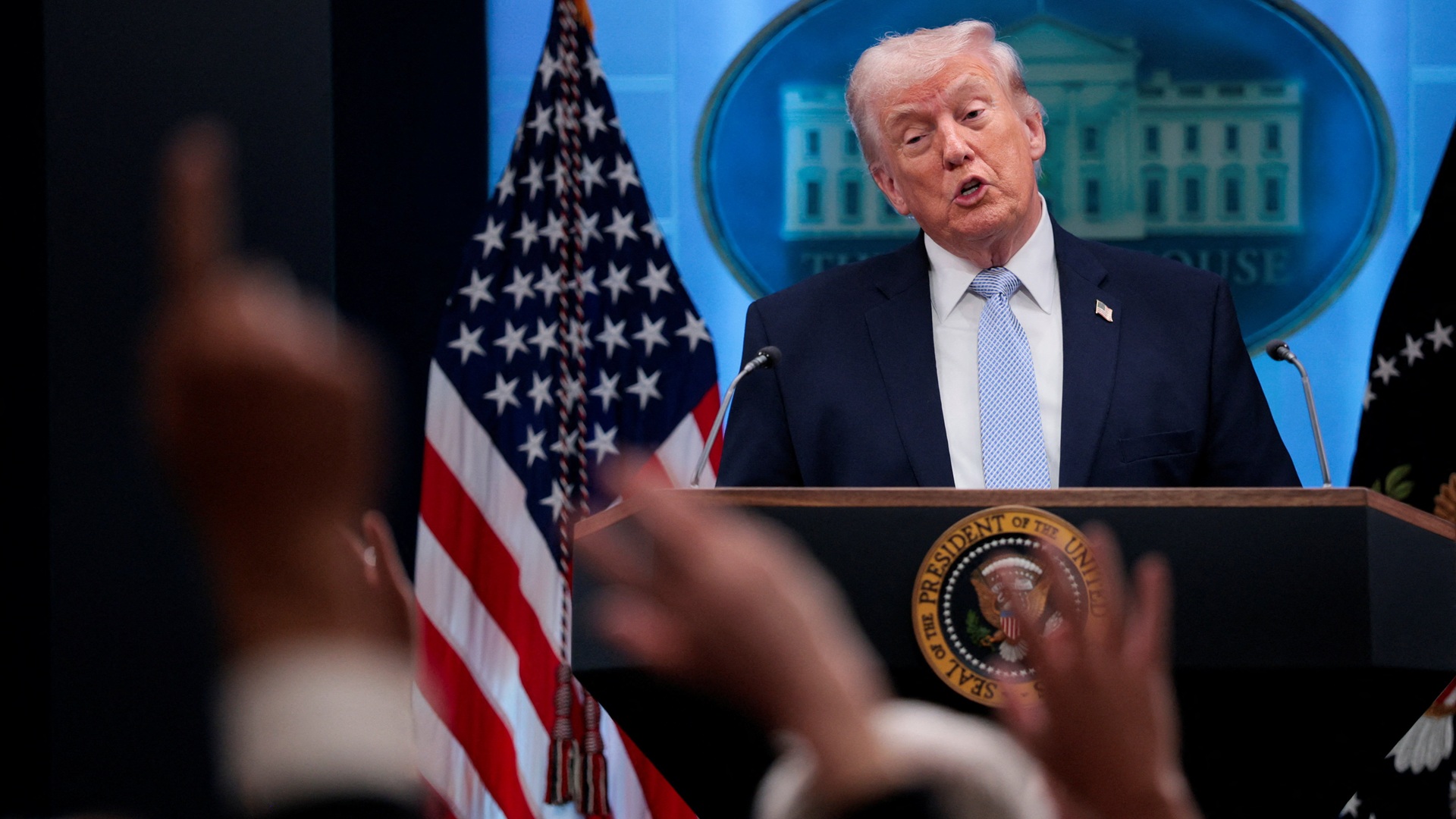 صورة بعنوان: ترامب يفرض رسوماً جمركية 50% على أي دولة تمد إيران بالسلاح 