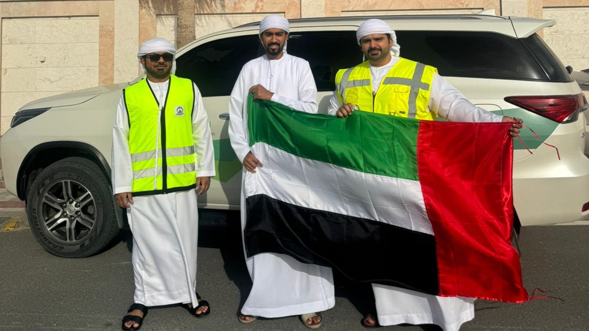 Al Hamriyah presents UAE flag to each home 