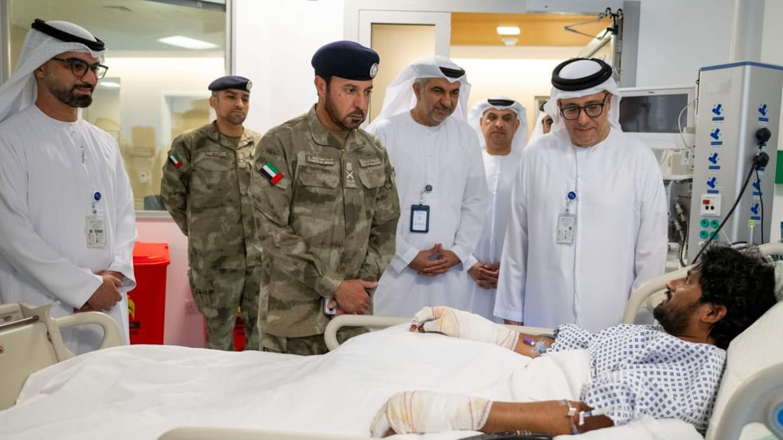 رئيس فريق طوارئ أبوظبي يطمئن على المصابين باعتداءات إيران الغاشمة 