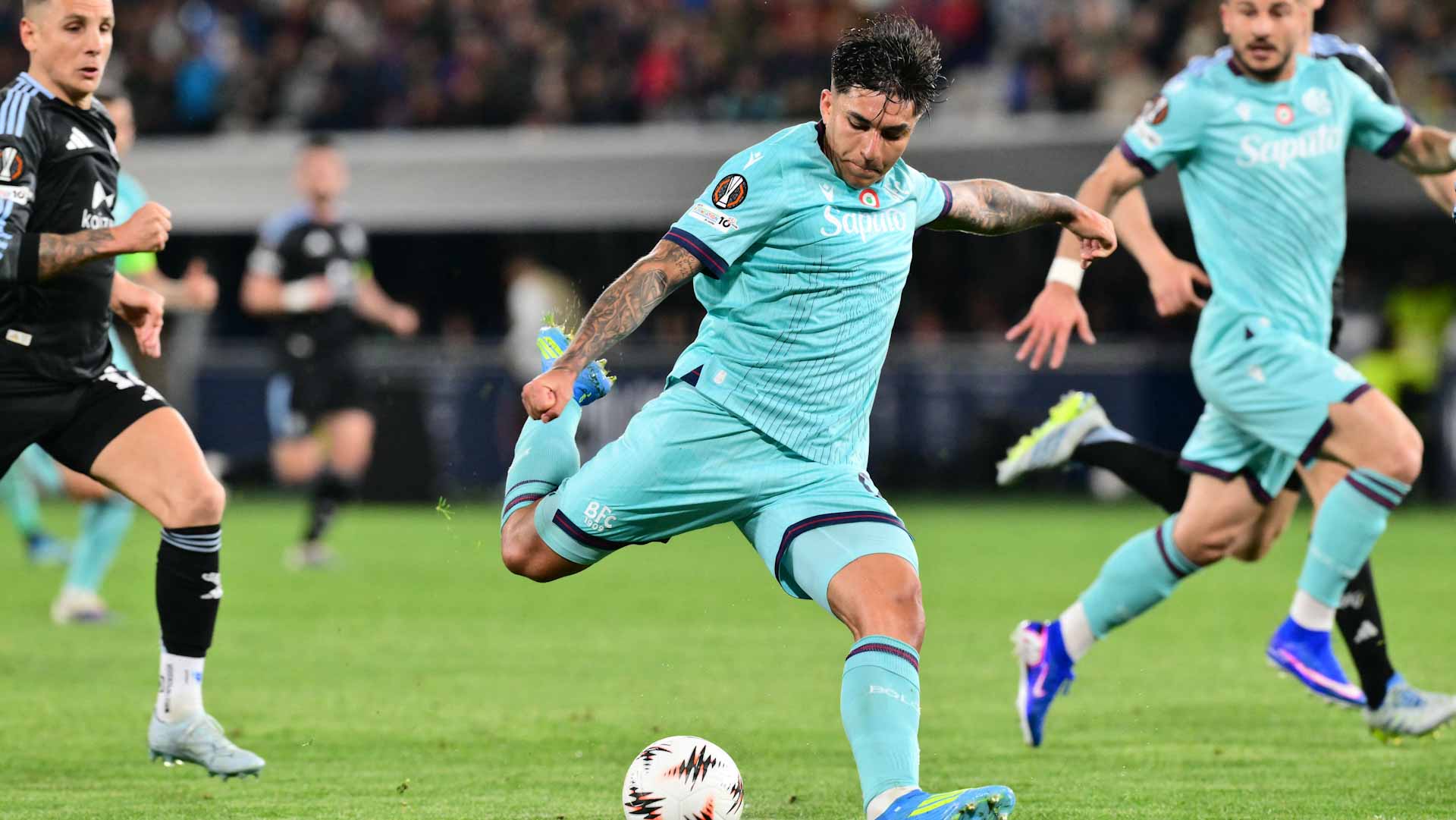  أستون فيلا يقترب من نصف نهائي الدوري الأوروبي  