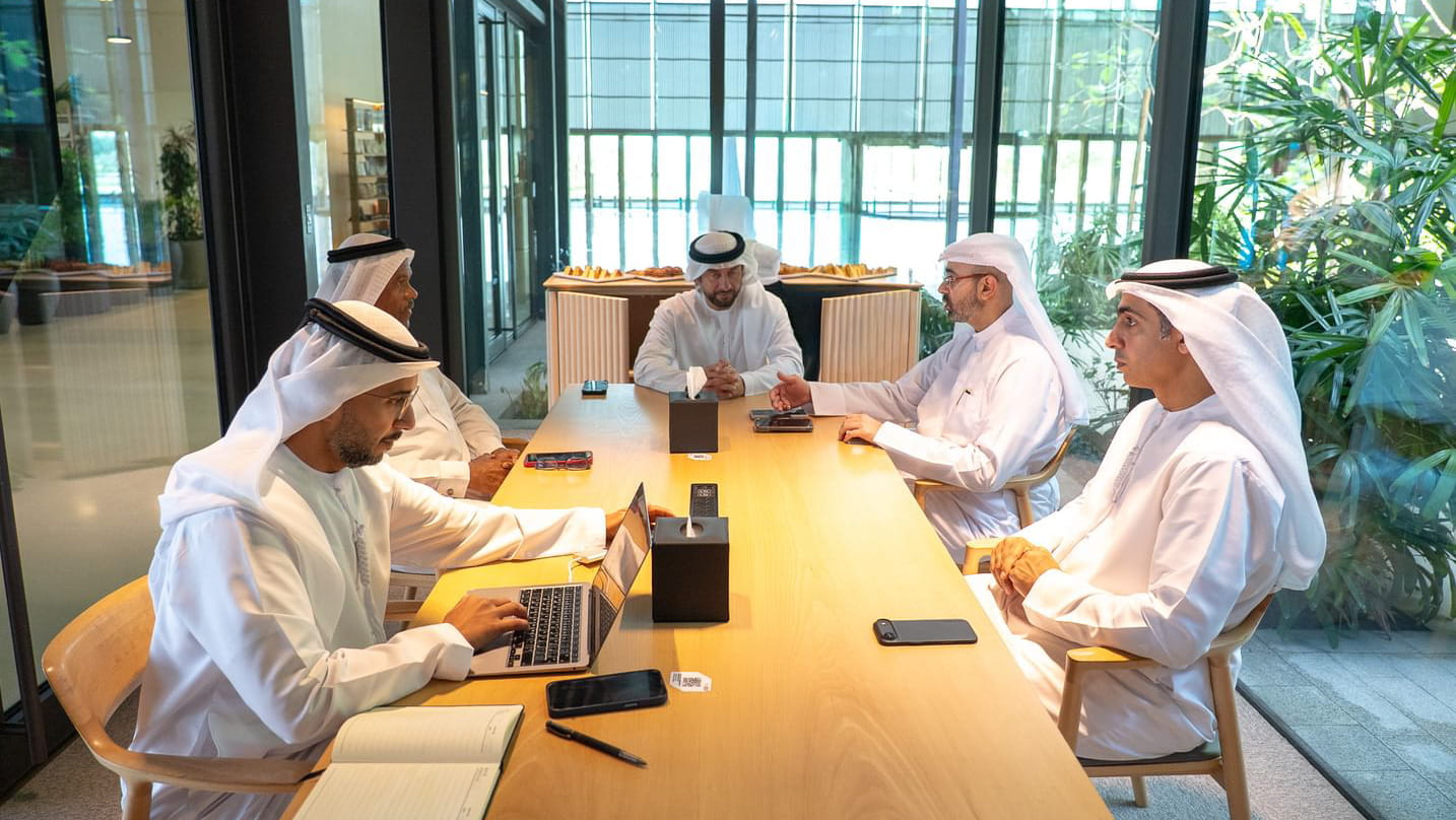 اتحاد الإمارات للرياضات البحرية يبحث خططه مع وزارة الرياضة 