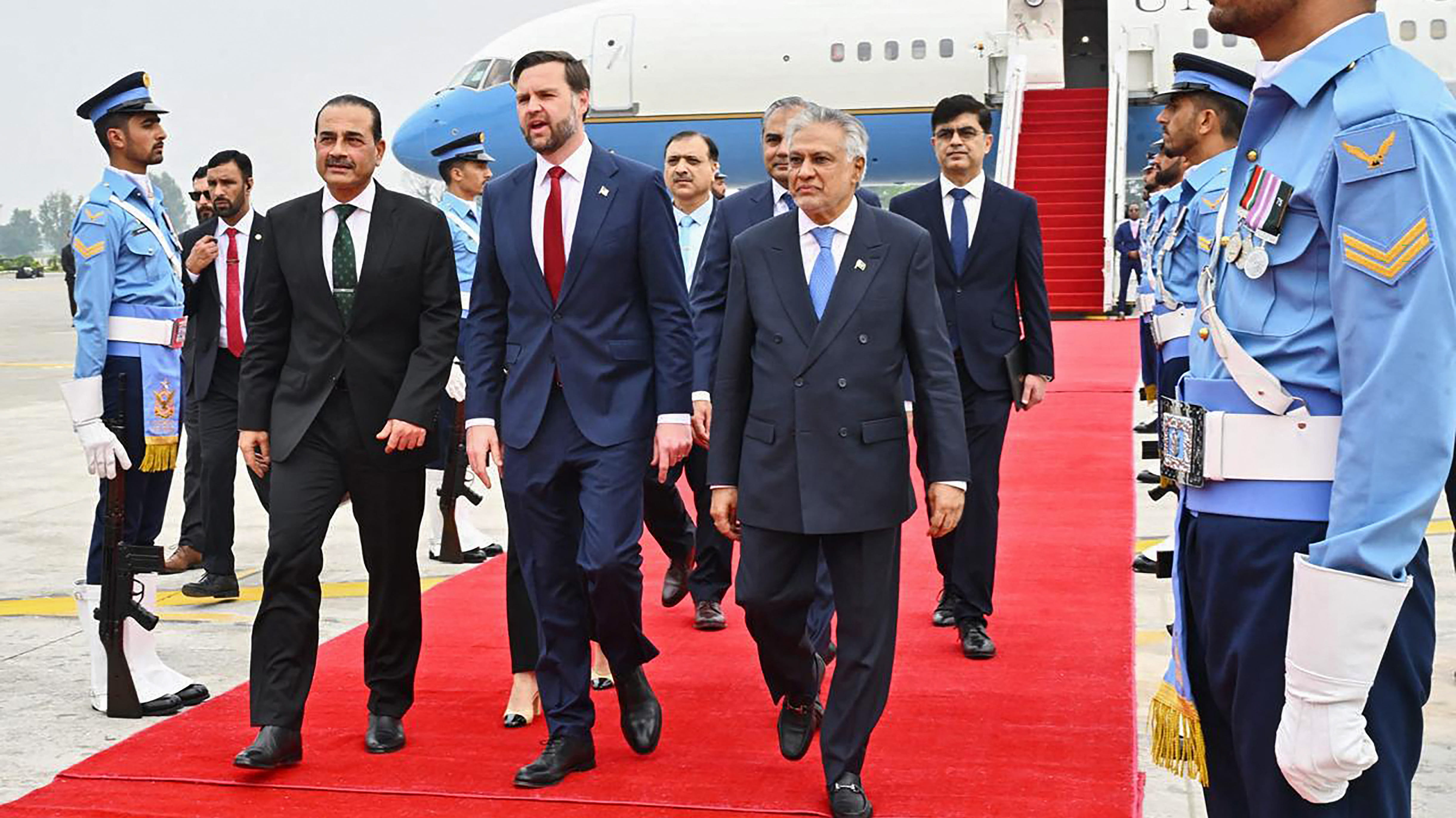 بدء المفاوضات الأميركية الإيرانية بلقاءين ثنائيين لشريف مع الوفدين 