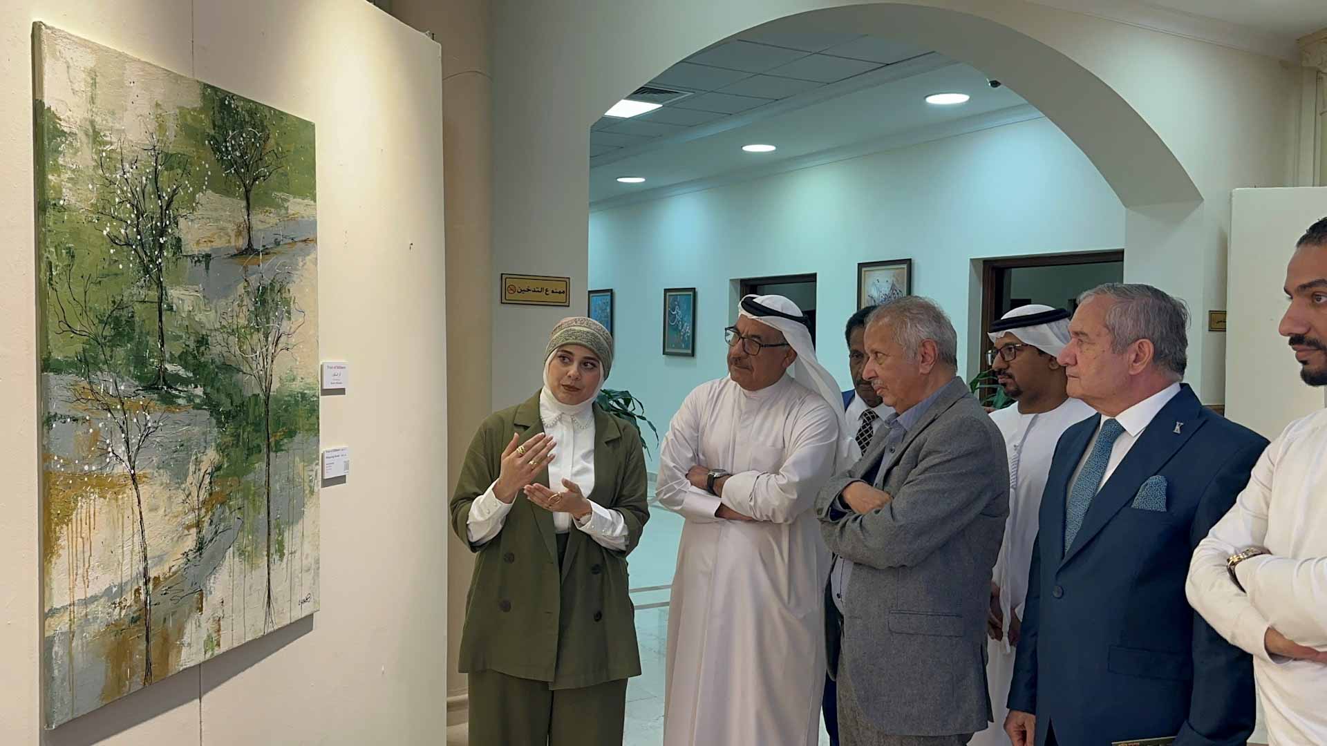 النادي العربي بالشارقة يعرض تجليات "الهوية الصامتة" في أروقته 