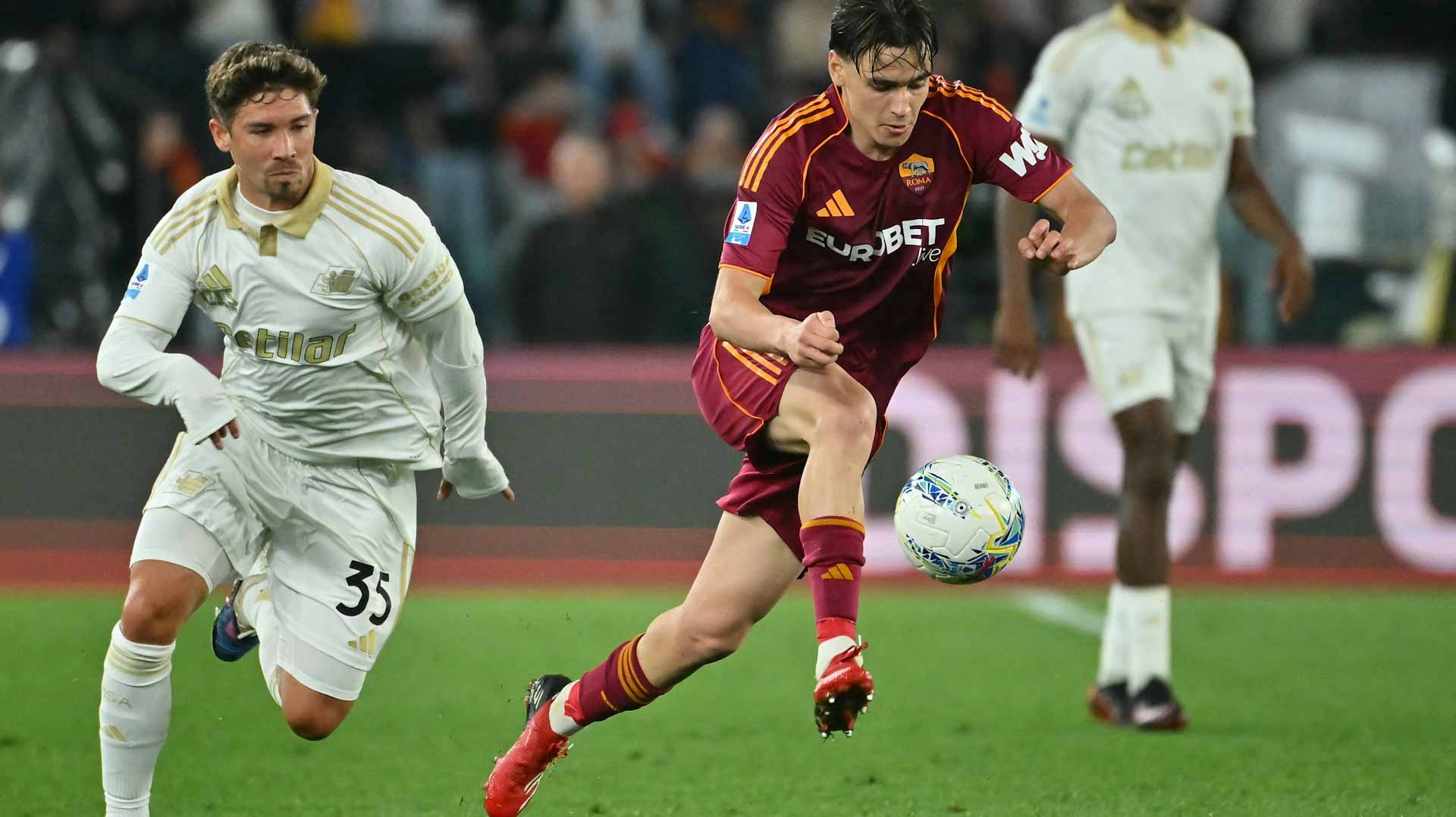 روما يُنعش آماله ببلوغ دوري الأبطال الموسم المقبل  