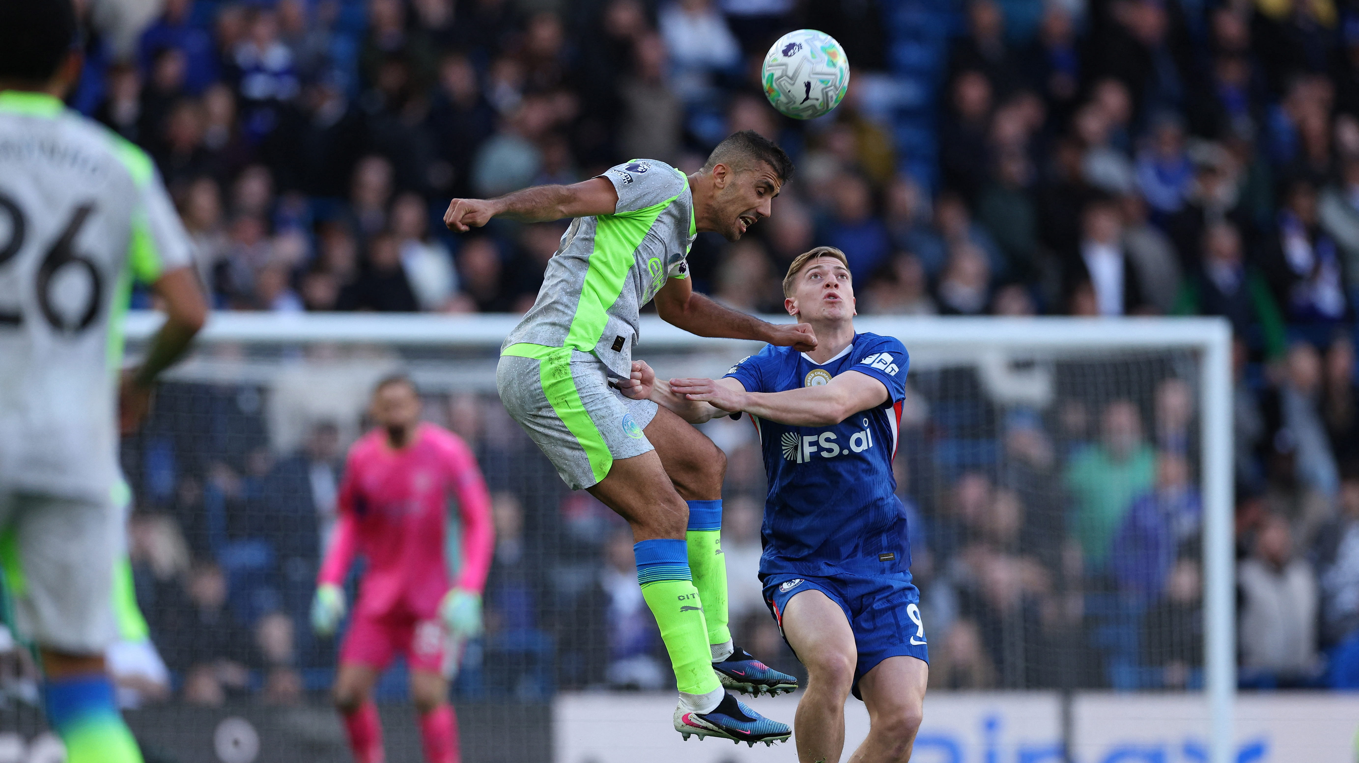 مانشستر سيتي يضيق الخناق على المتصدر أرسنال في الدوري الإنجليزي 