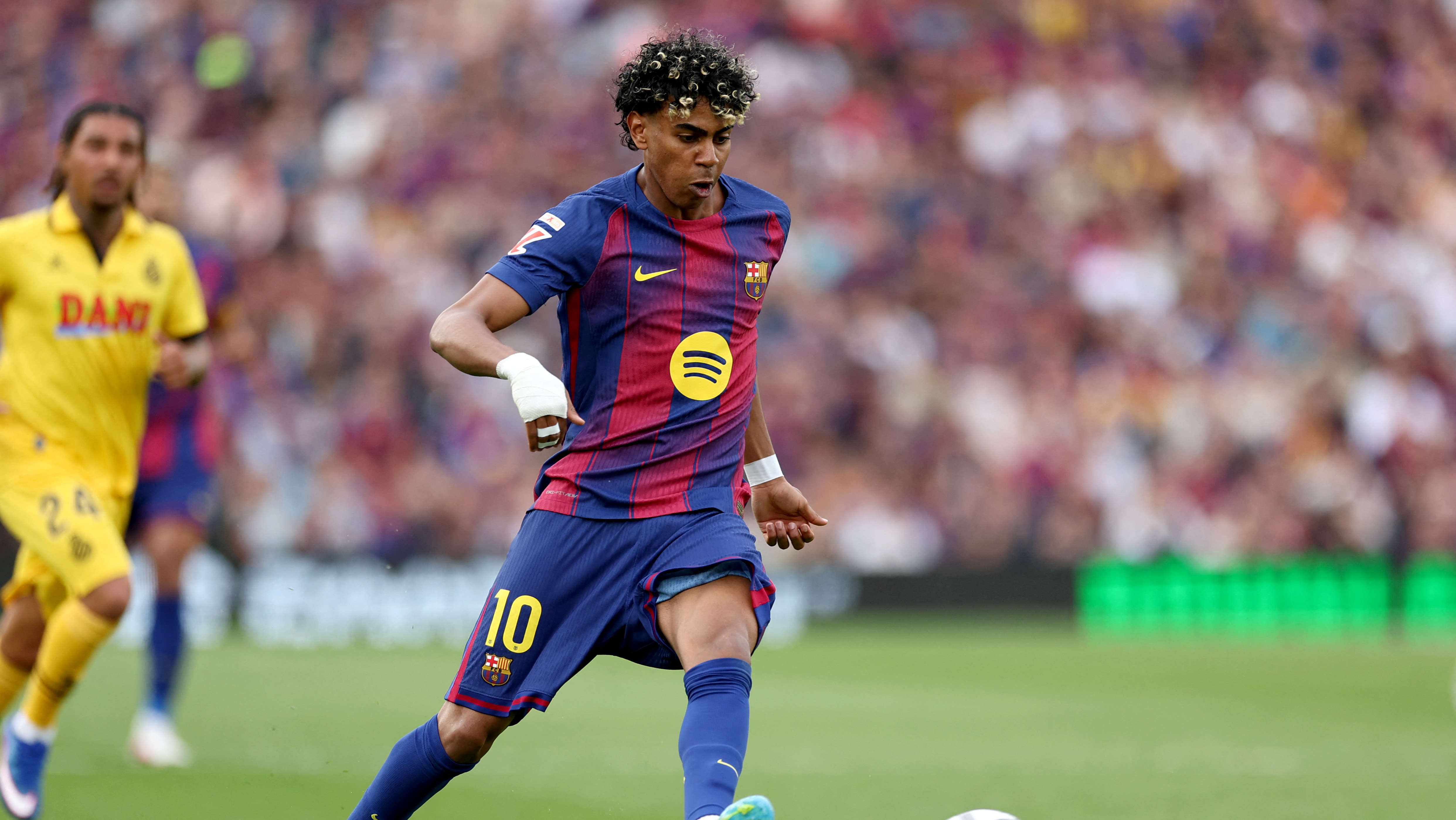 برشلونة يكتسح إسبانيول ويقترب من حسم لقب الدوري الإسباني 