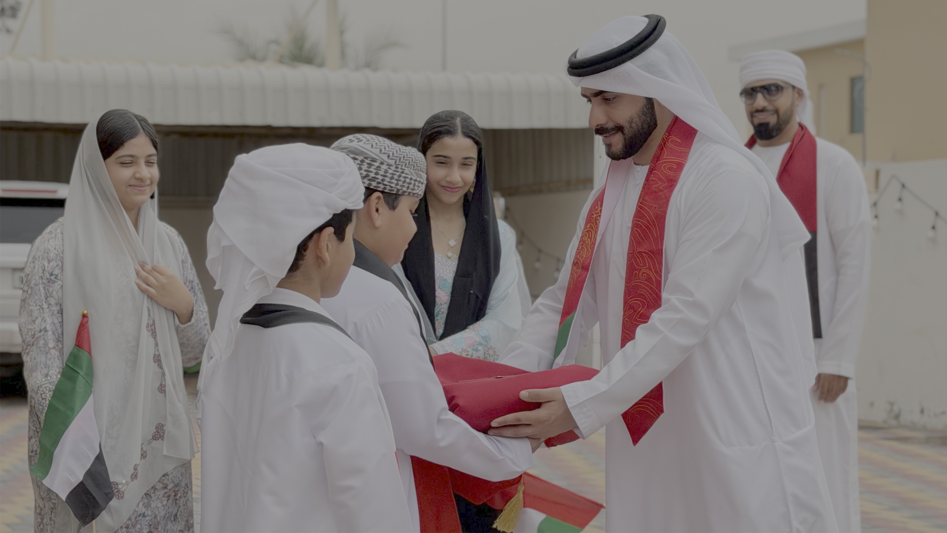 الشارقة للتمكين تنفذ مبادرة وطنية لتوزيع الأعلام على منازل الأسر 