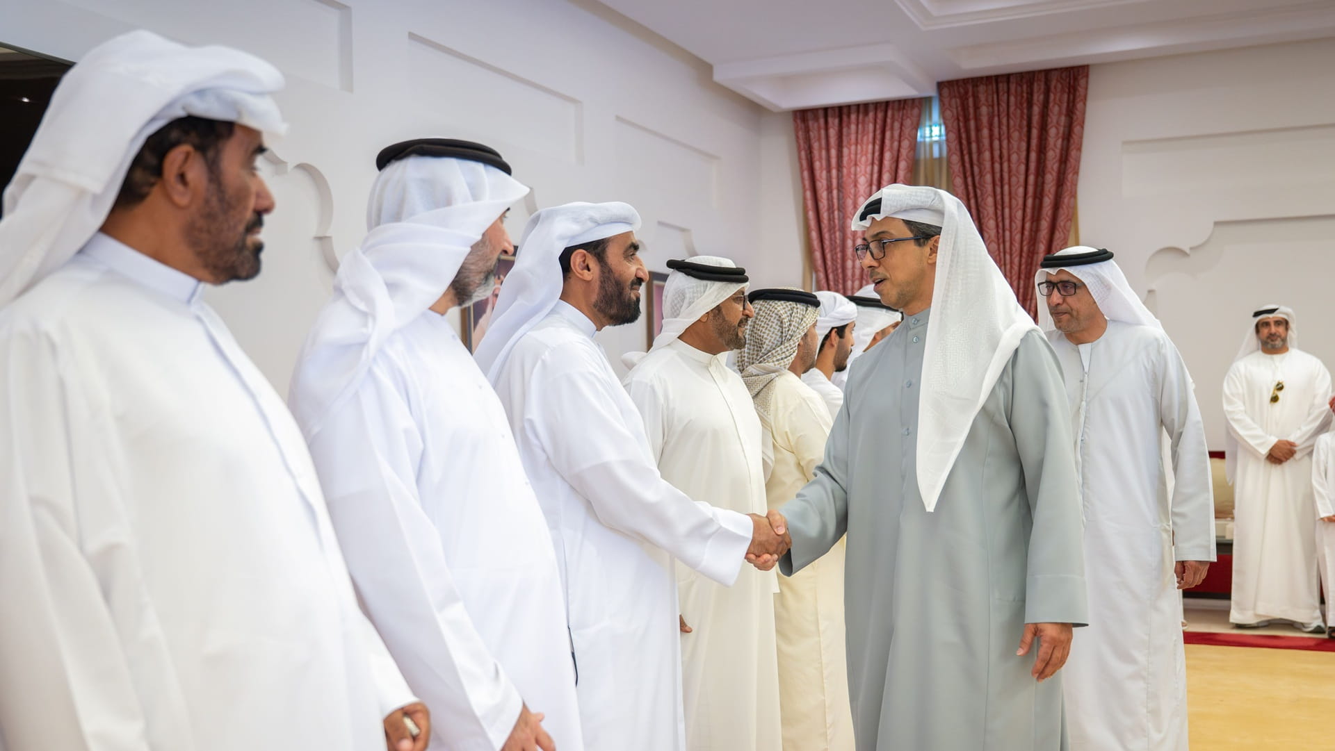 منصور بن زايد يقدم واجب العزاء بوفاة محمد سفر الهاجري في العين