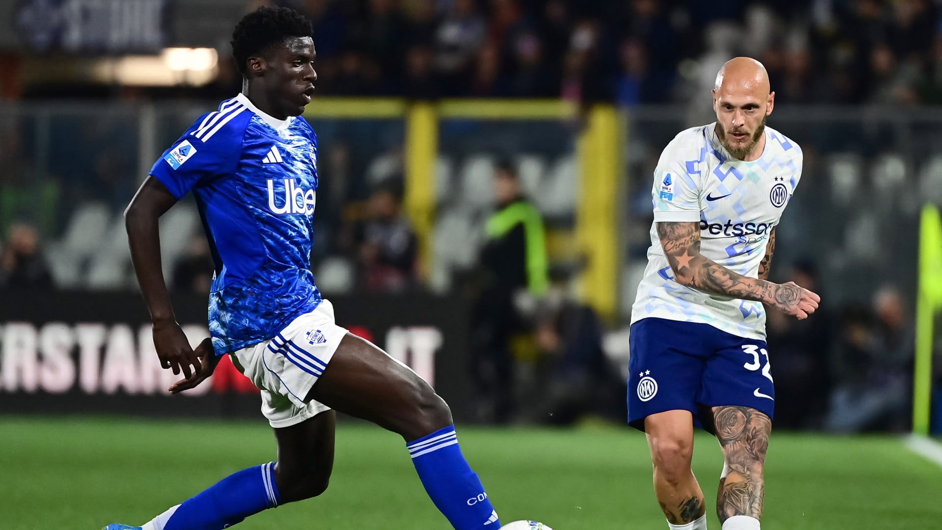 إنتر يقلب الطاولة على كومو في الدوري الإيطالي 
