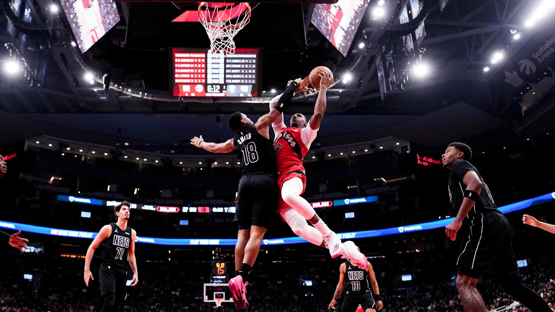 صورة بعنوان: رابتورز يتأهل للأدوار الإقصائية في السلة الأميركية 