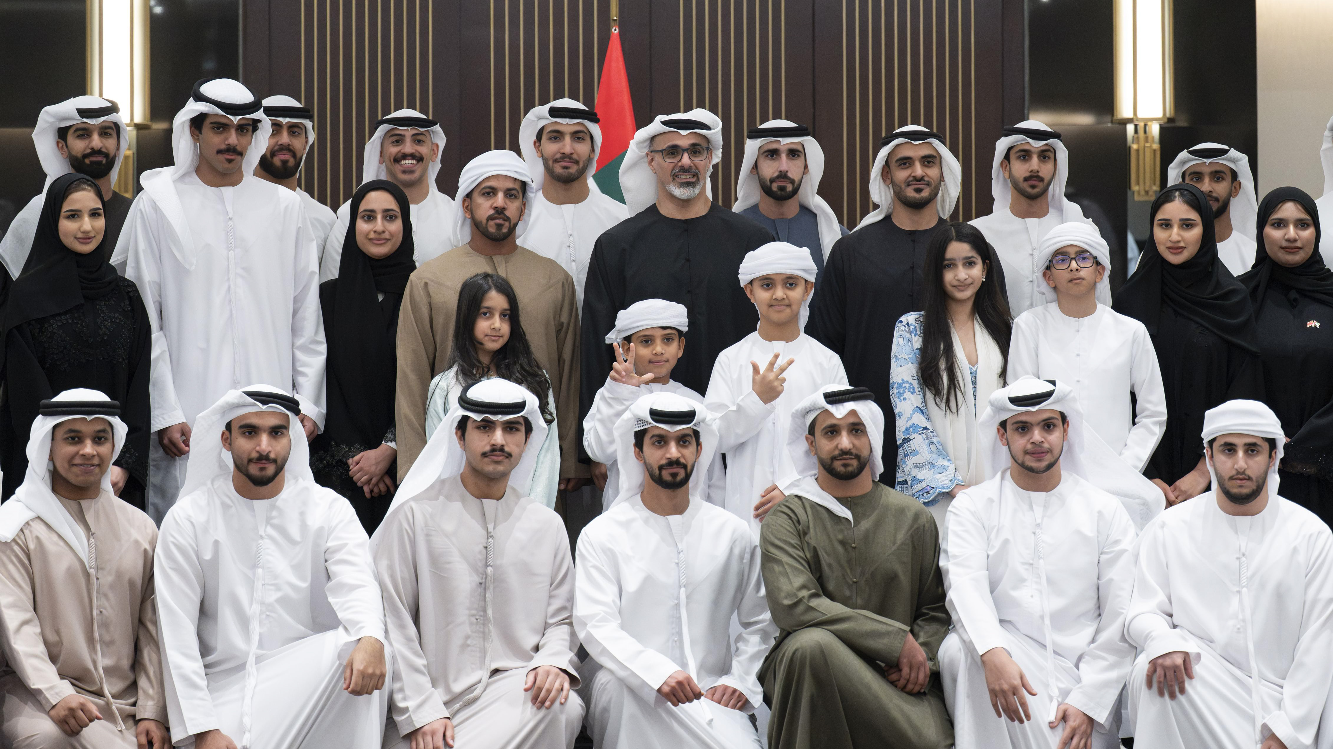 ولي عهد أبوظبي يلتقي طلبة الإمارات الدارسين في بكين 