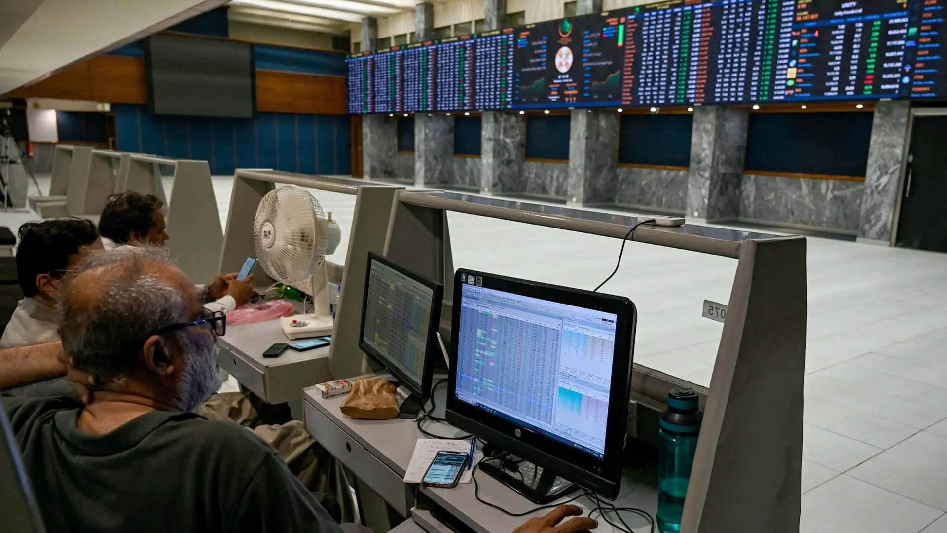 Stocks rally as oil extends losses on renewed diplomacy hopes