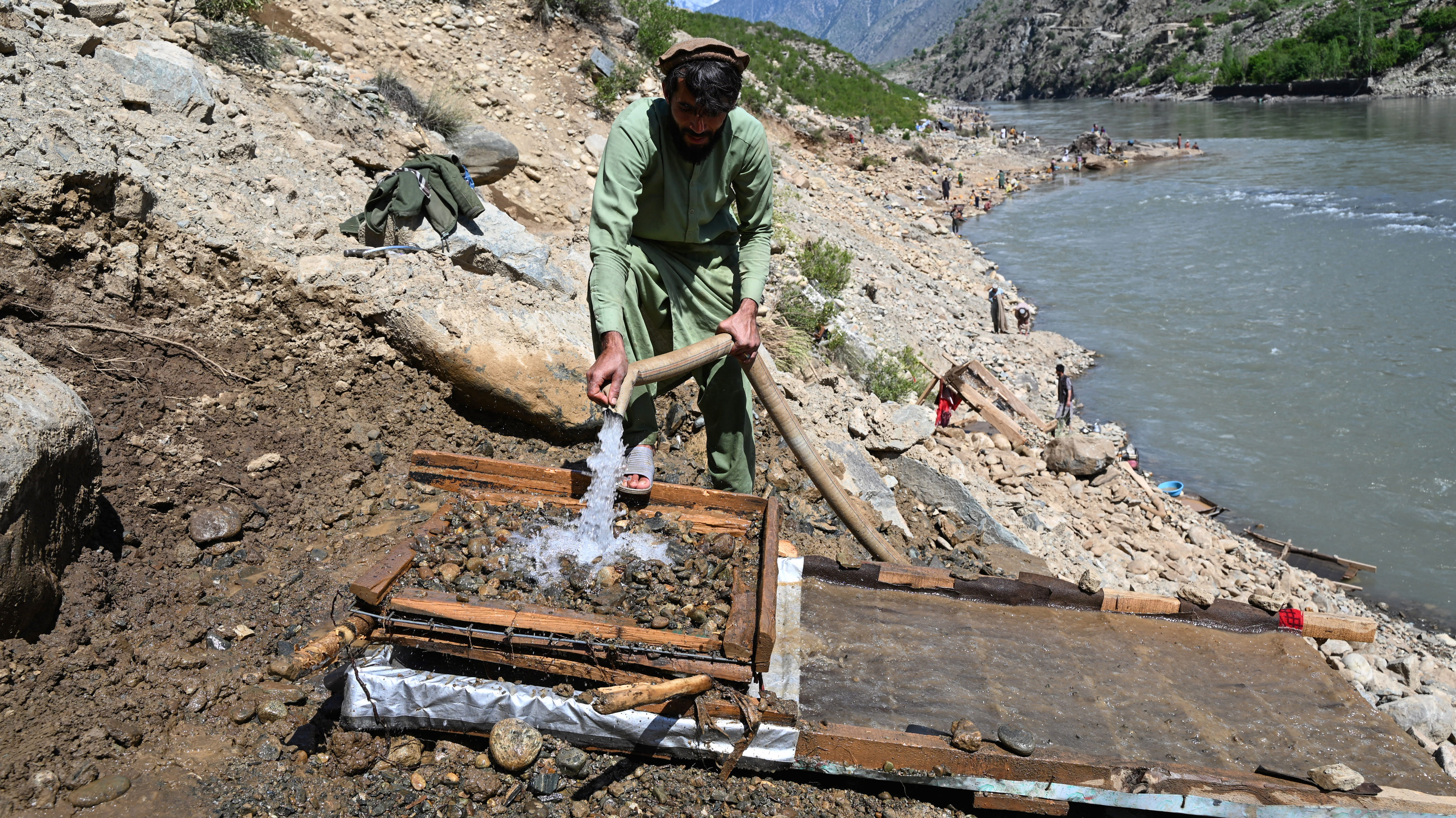 Afghans comb riverbed in search of gold dust