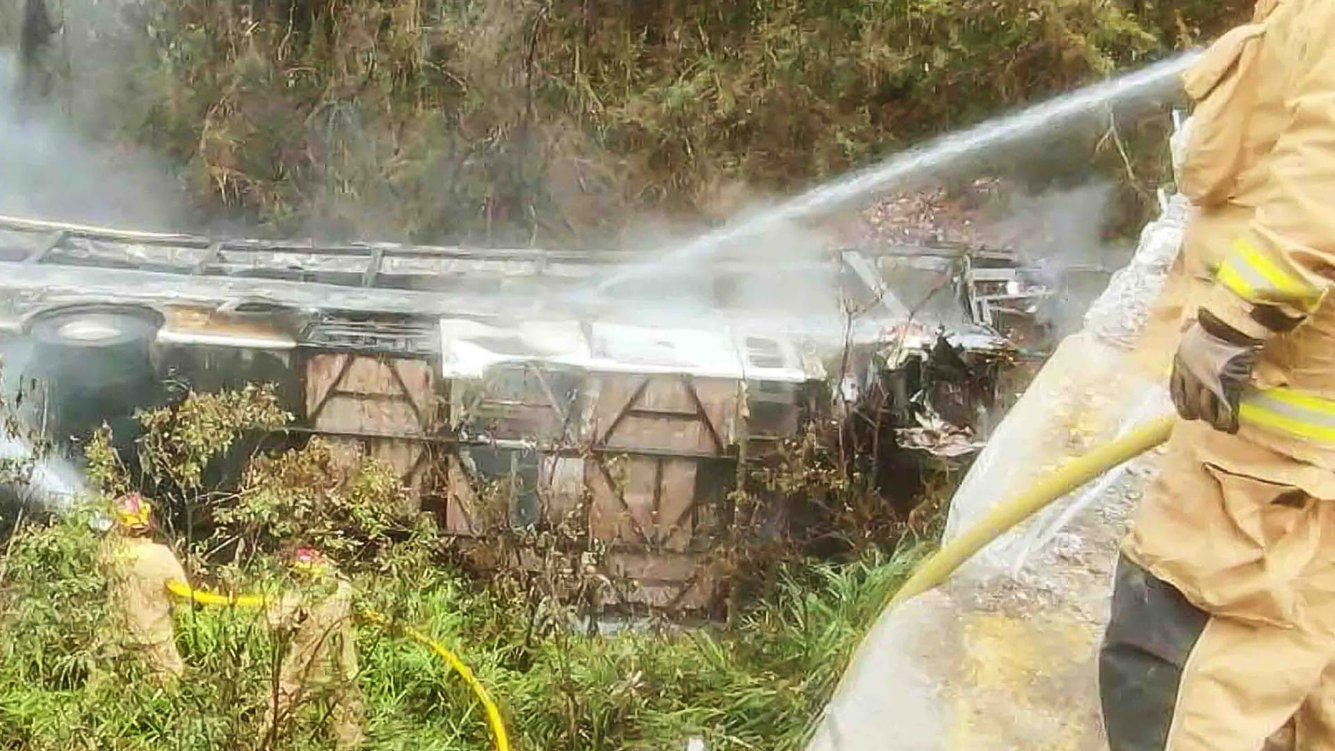 وفاة 14 شخصاً وإصابة 29 بجروح جراء سقوط حافلة في واد بالإكوادور