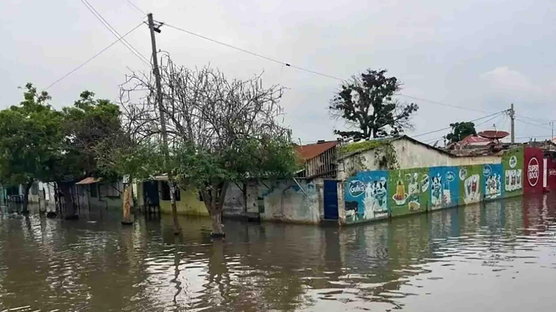 فيضانات عارمة تجتاح أنغولا وتسبب في وفاة 18 وفقدان11 أخرين 