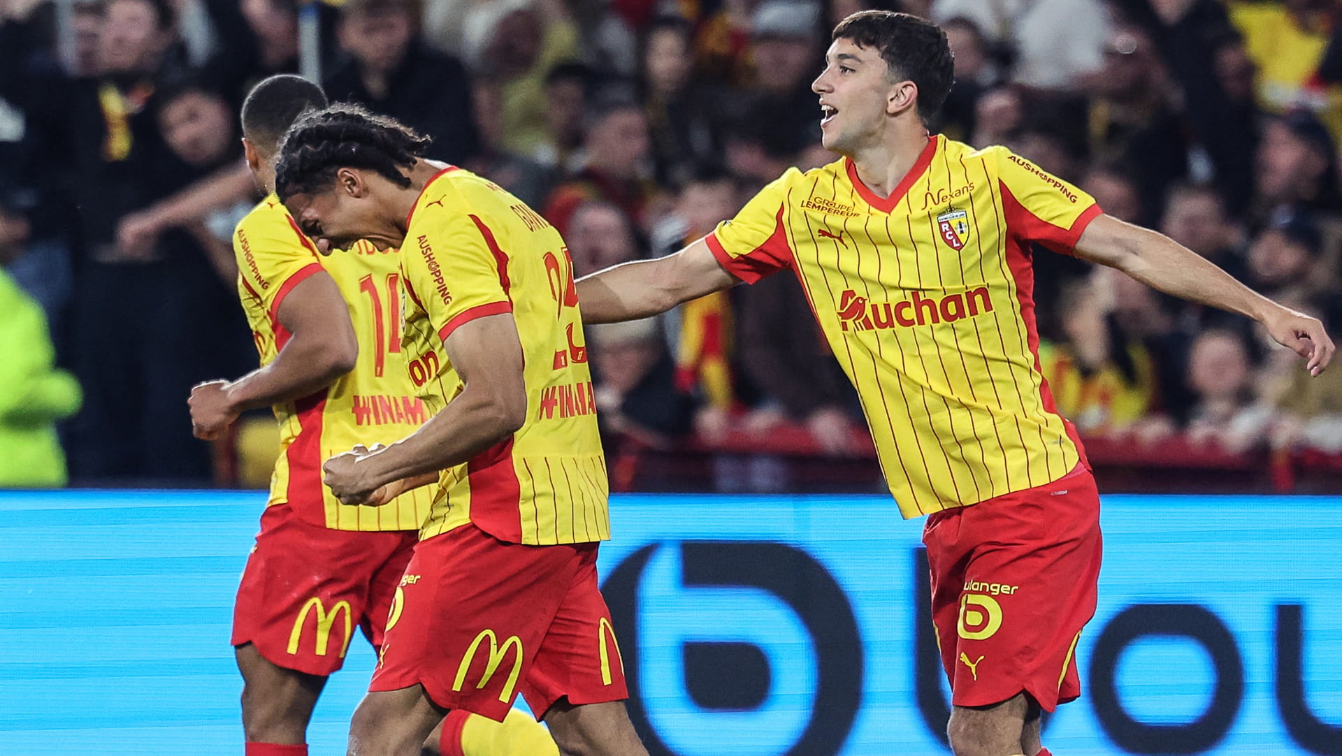 صورة بعنوان: لنس يضيق الخناق على المتصدر سان جيرمان بالدوري الفرنسي 