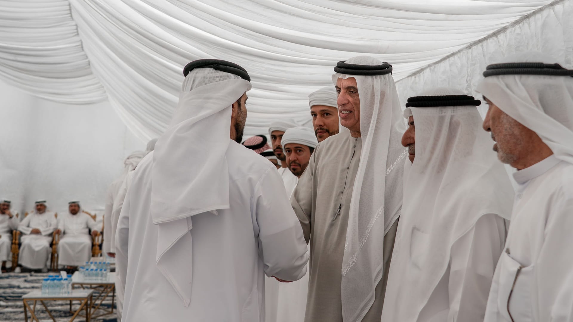 صورة بعنوان: سعود بن صقر يقدّم واجب العزاء في وفاة نجيب حسن الزعابي 