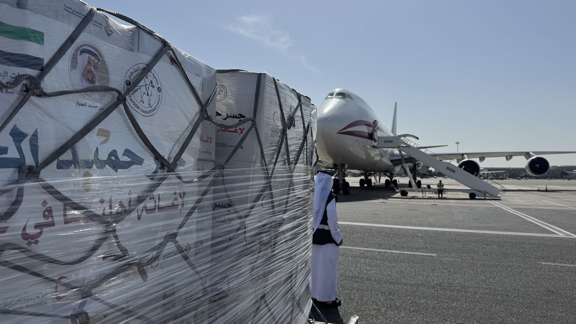 صورة بعنوان: "جسر حميد الجوي" يواصل دعم وإغاثة الأشقاء في غزة 