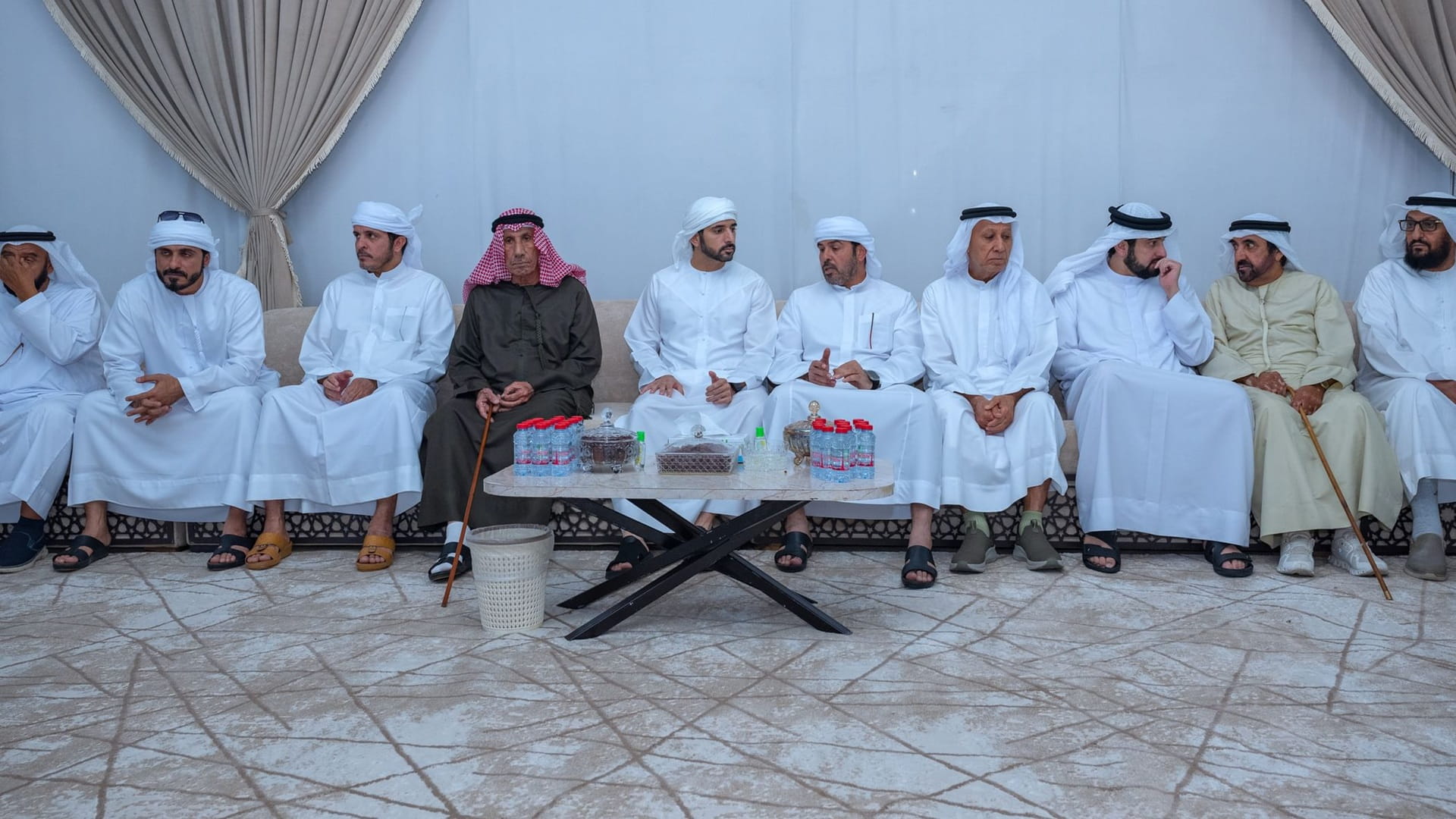 صورة بعنوان: حمدان وأحمد بن محمد يقدمان واجب العزاء في وفاة حسين الأحبابي 