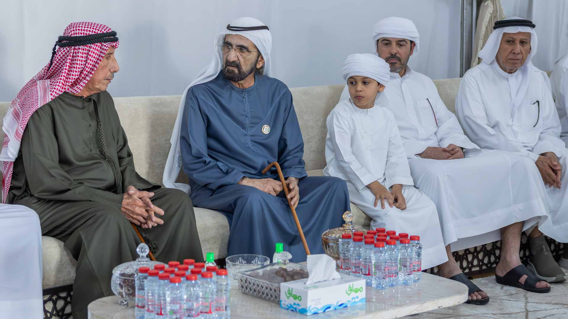 محمد بن راشد يقدم واجب العزاء في وفاة حسين الأحبابي 