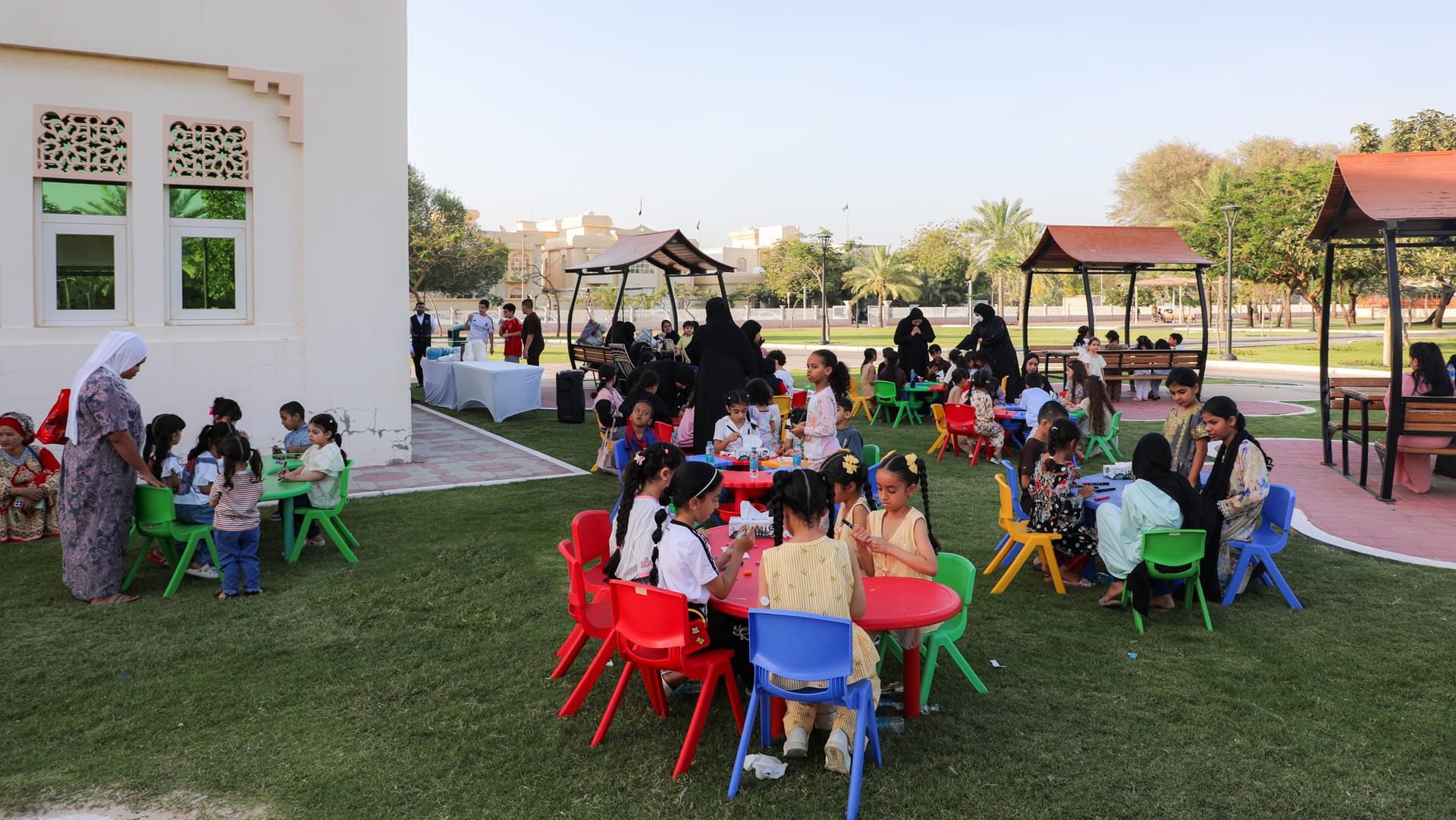 صورة بعنوان: بلدية دبا الحصن تُحوّل إعادة التدوير إلى تجربة تعليمية للأطفال 