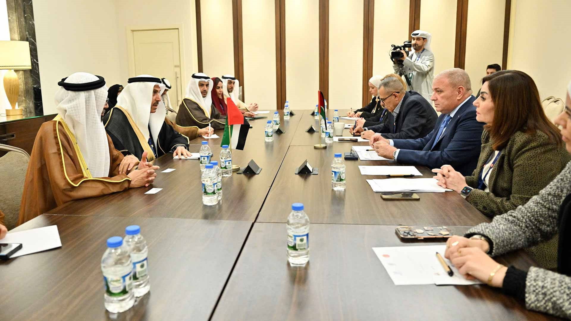 غباش ونائب رئيس البرلمان الأردني يجددان إدانتهما لاعتداءات إيران