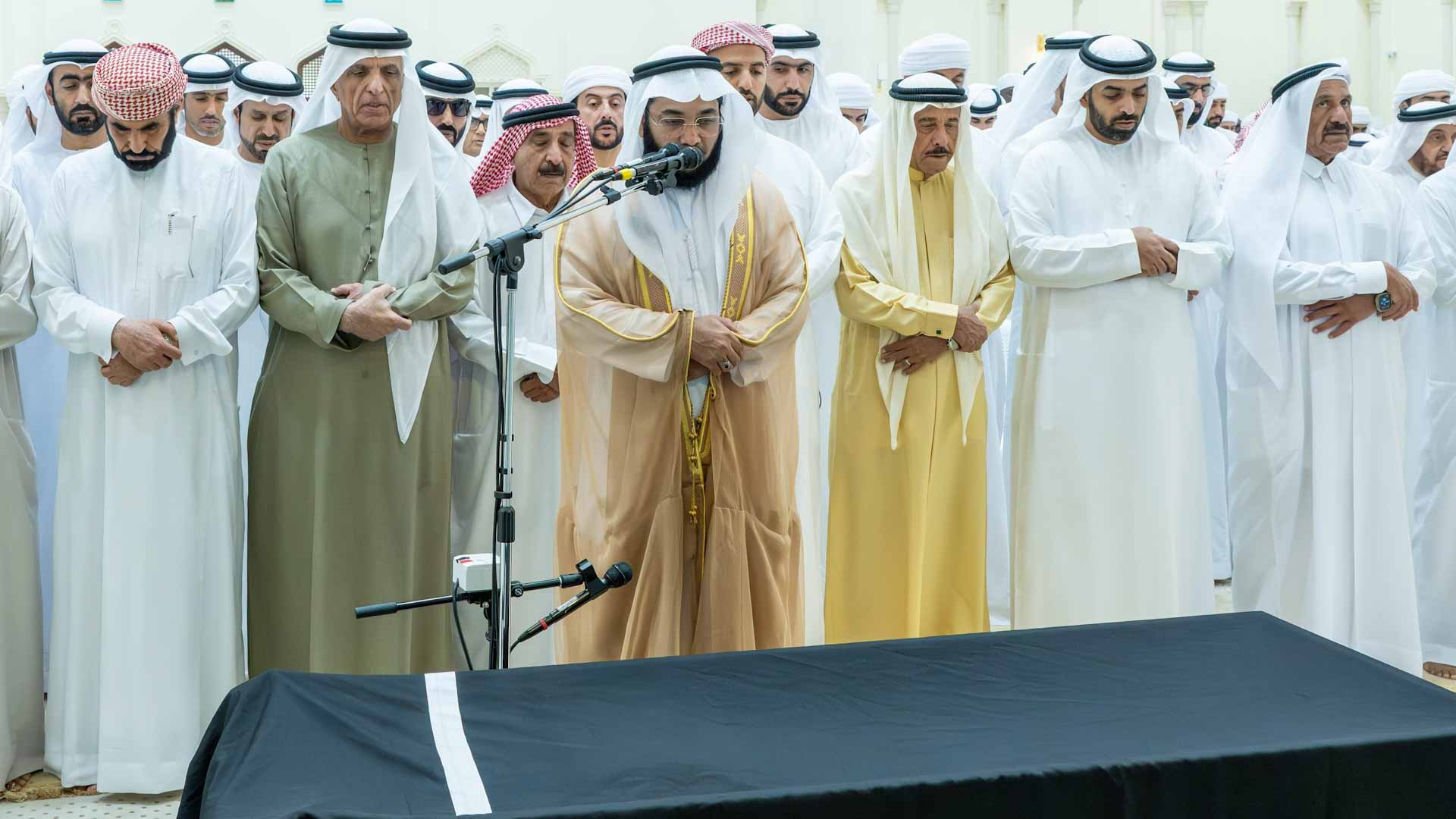 سعود بن صقر يؤدي صلاة الجنازة على جثمان الشيخة شمسة سعيد الكتبي 