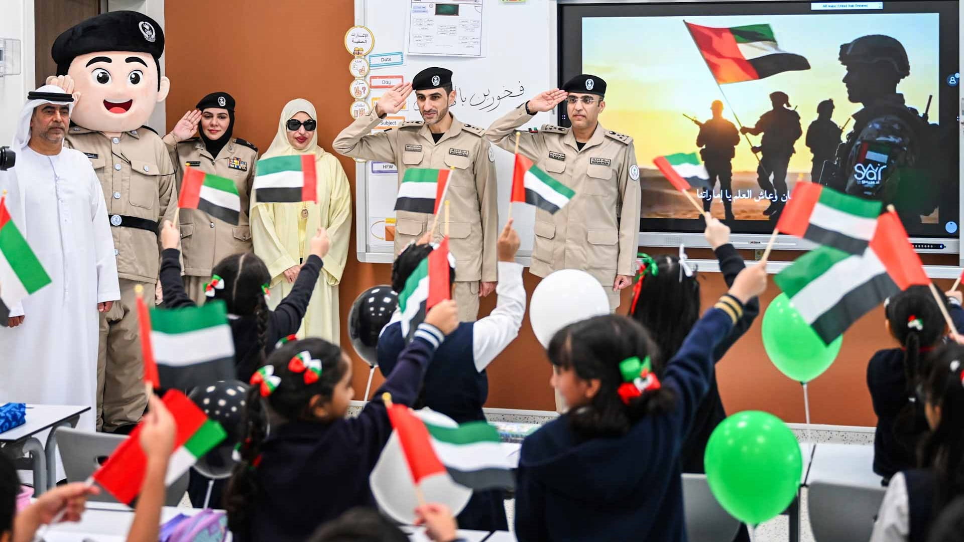 شرطة الشارقة تحتفي بعودة الطلبة للمقاعد الدراسية