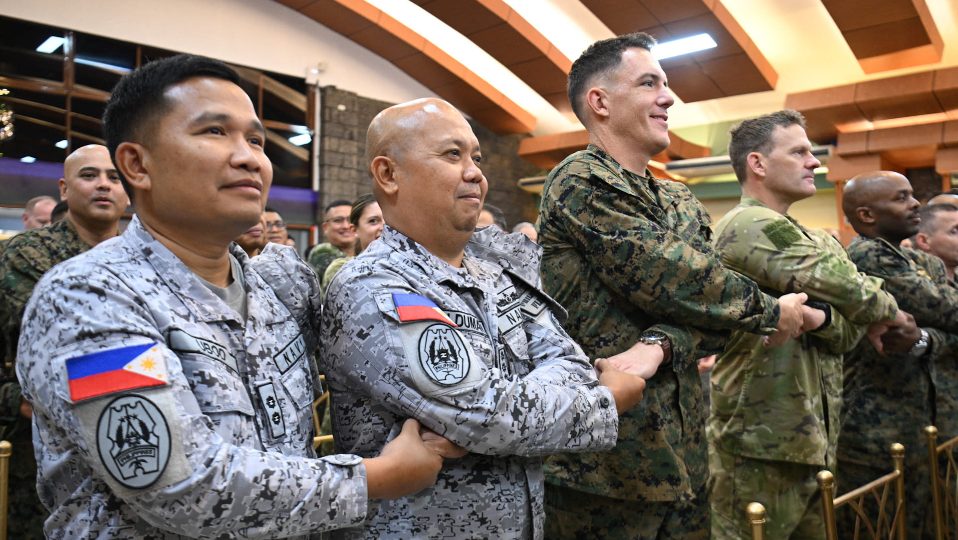 بكين تحذر واشنطن ومانيلا وطوكيو من اللعب بالنار بعد مناورات مشتركة 