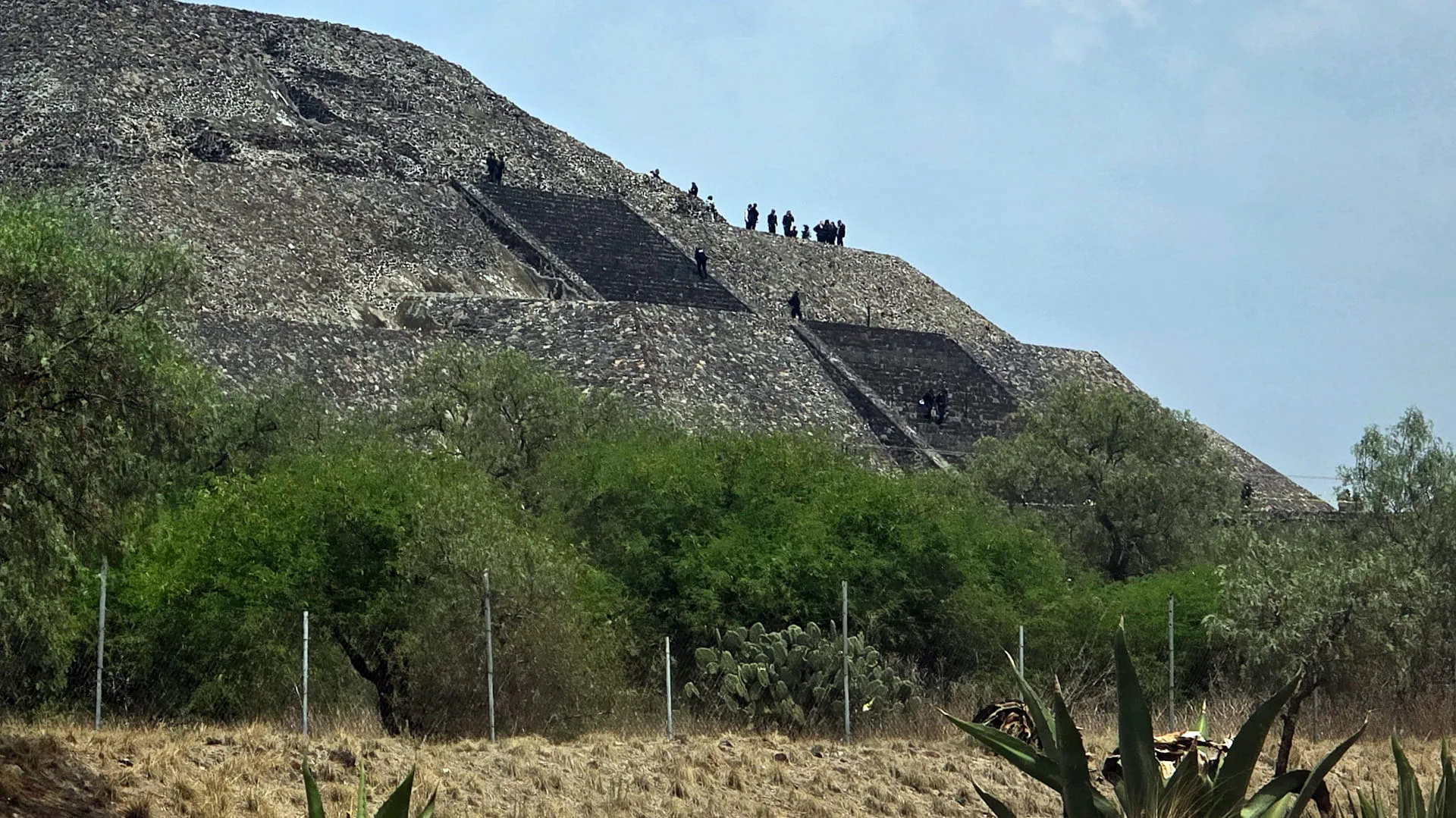 Gunman at Mexico pyramid site kills Canadian tourist, injures six