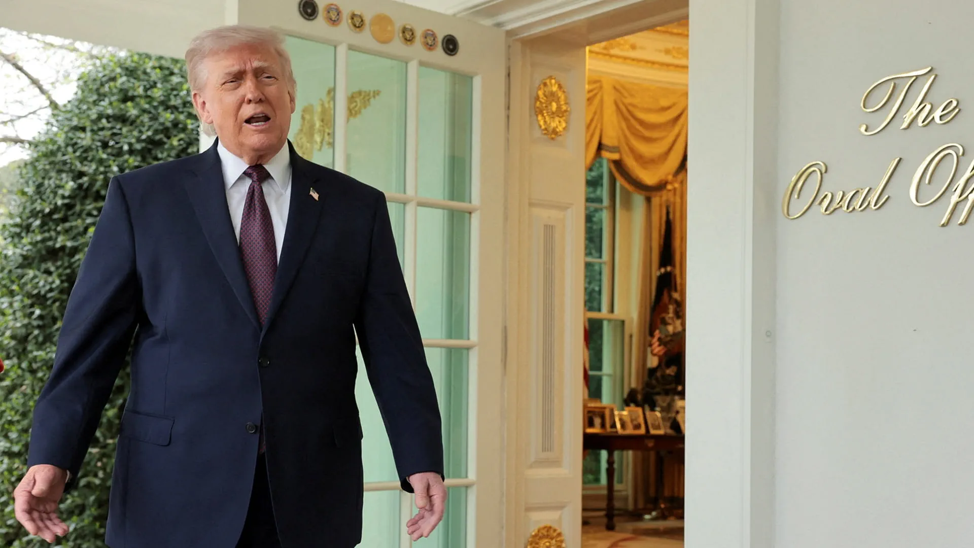 Trump extends Iran ceasefire, maintains port blockade 