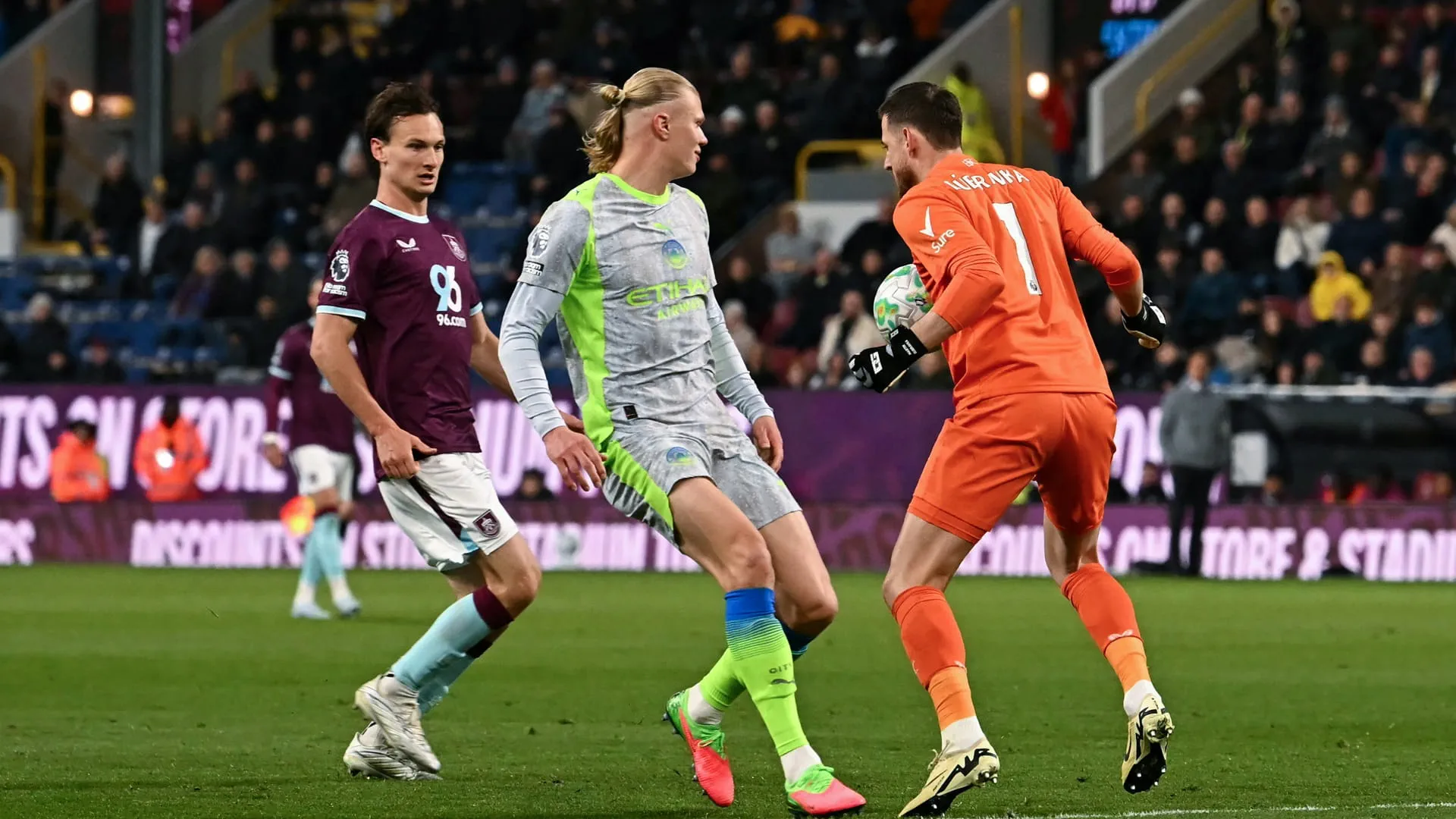 Manchester City seizes Premier League lead 