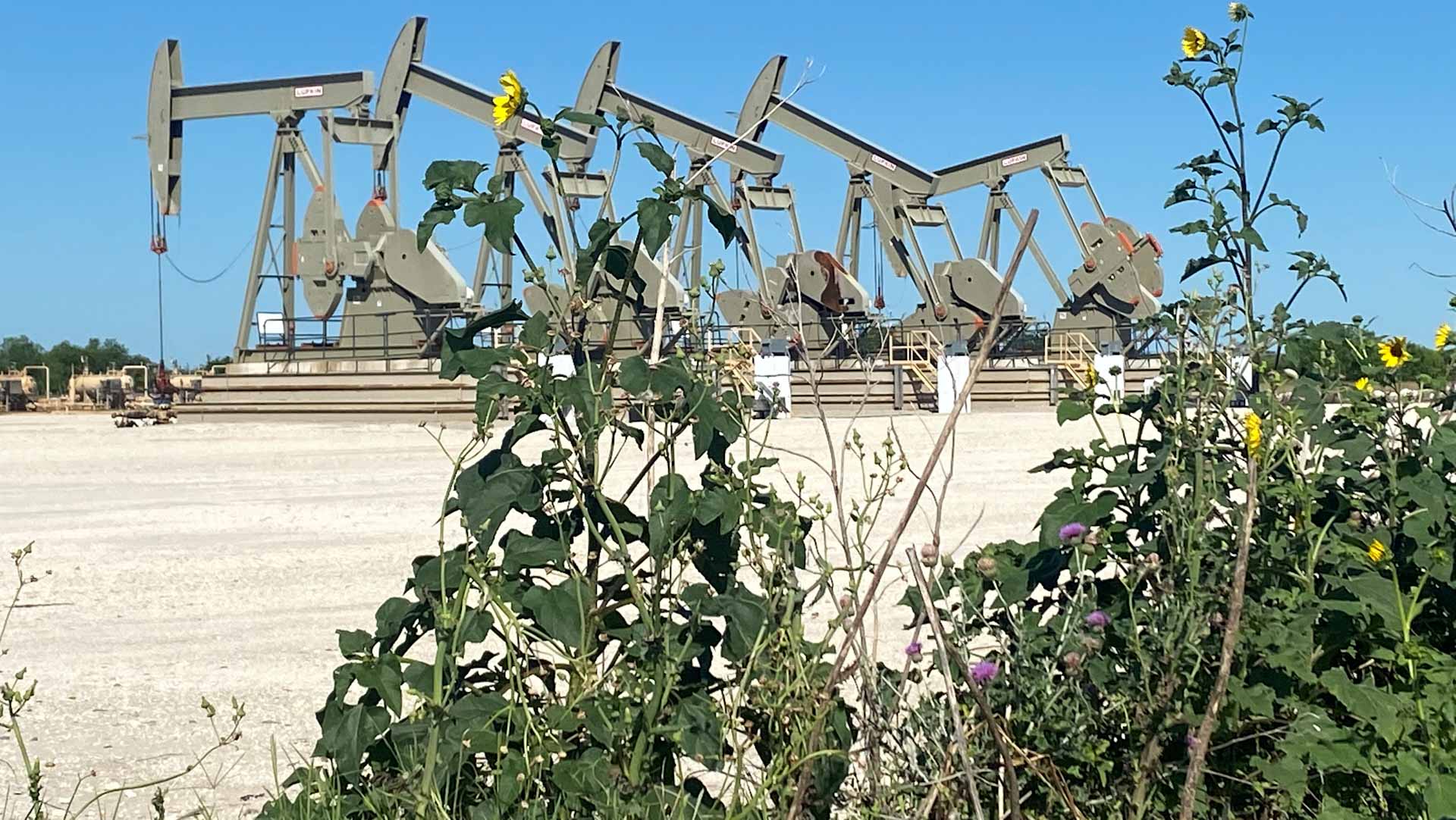 Oil prices climb above $100 amid Hormuz tensions