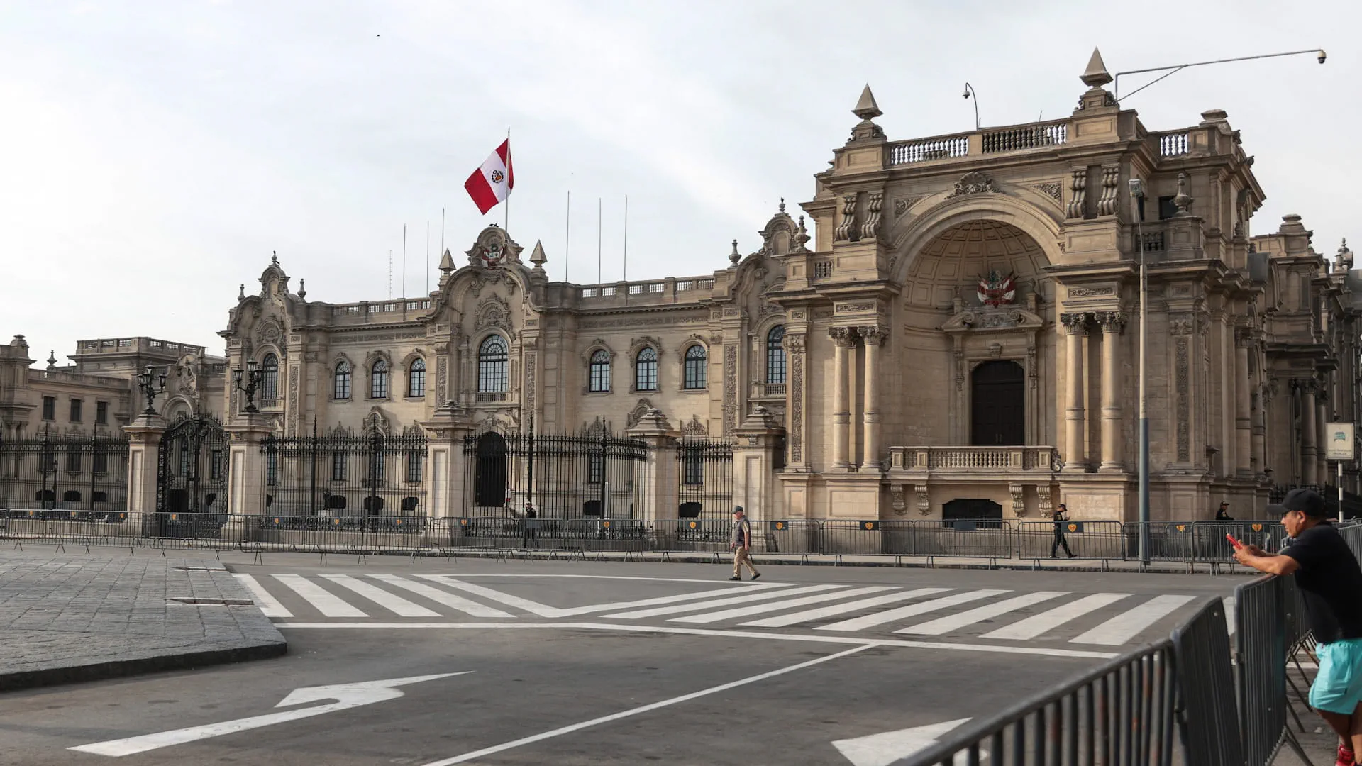 Peru ministers quit over stalled $3.5bn US jet deal