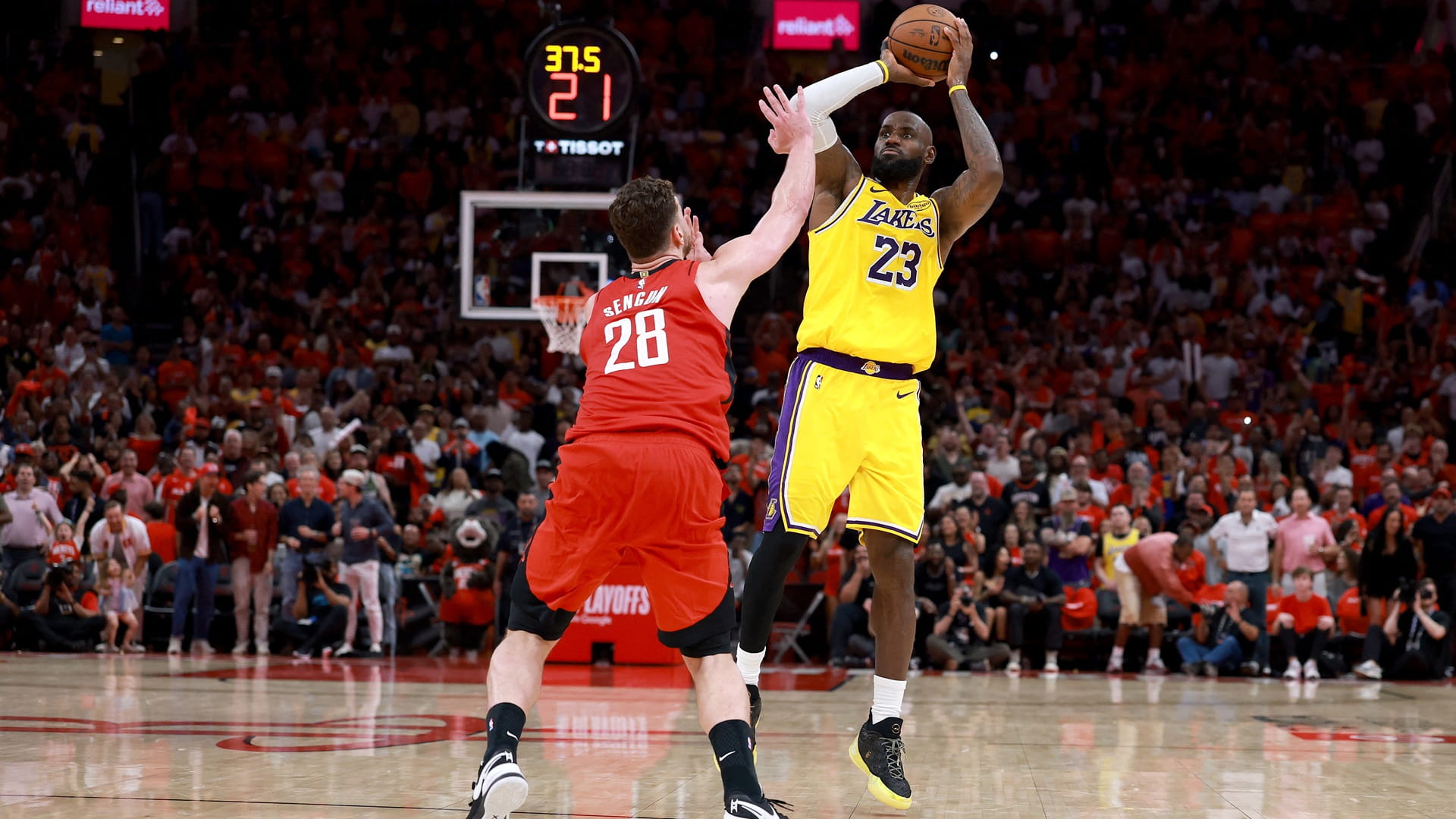 صورة بعنوان: لوس أنجيلس ليكرز يتقدم على هيوستن في إقصائيات السلة الأميركية 