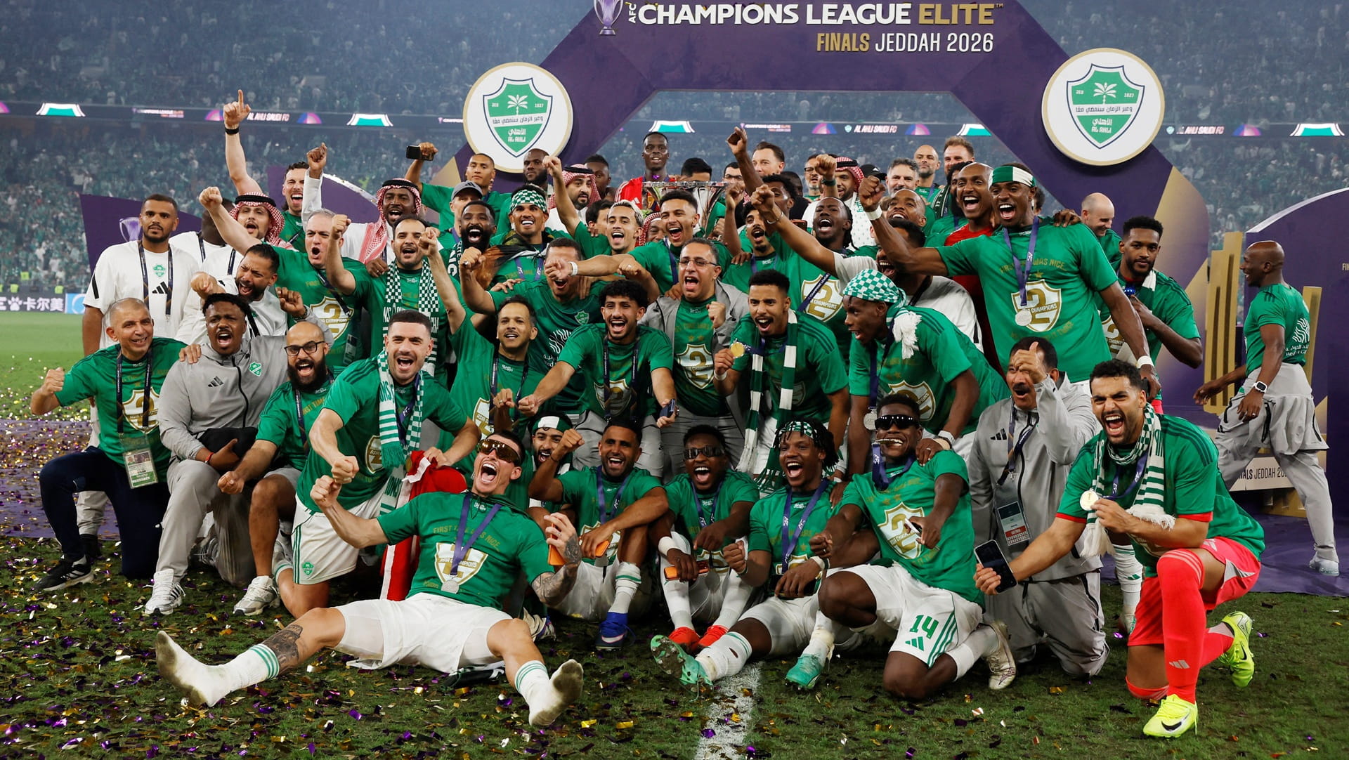 لاعبو الأهلي السعودي يحتفلون بتتويجهم بكأس بطولة دوري أبطال آسيا لكرة القدم للنخبة