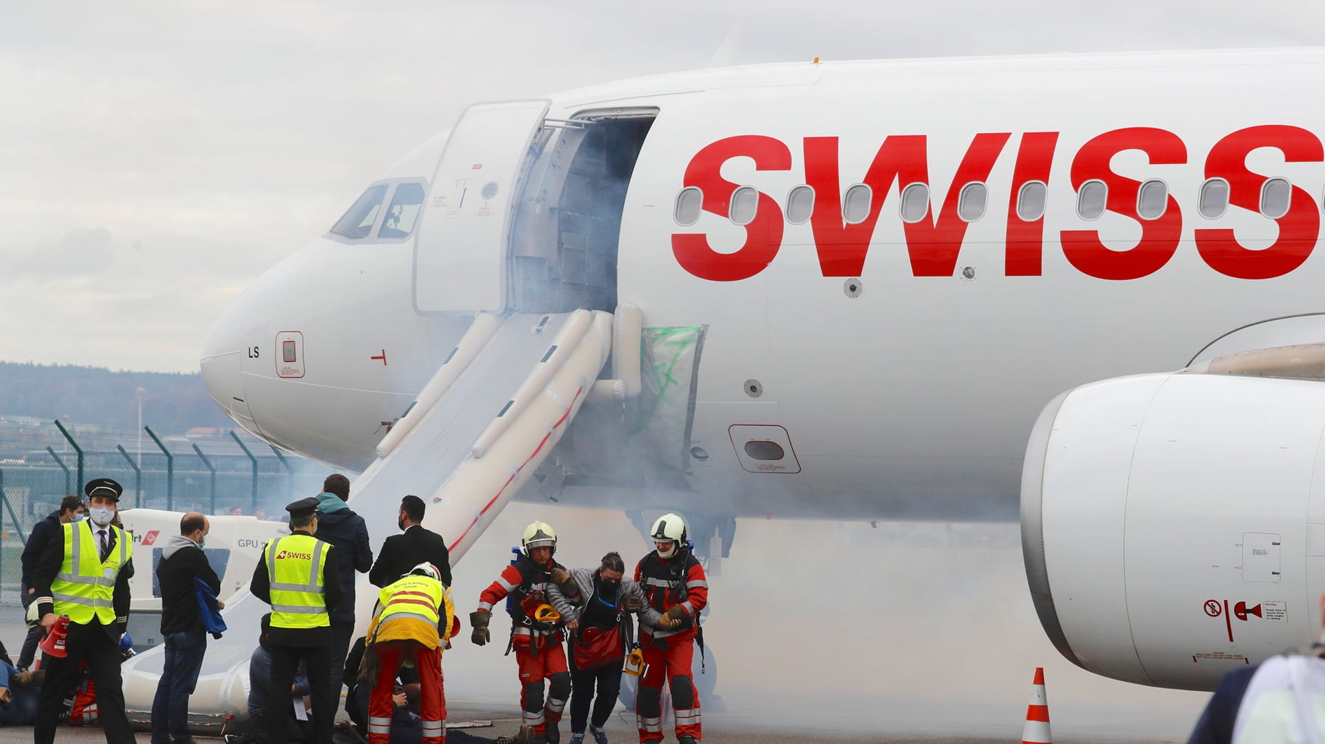 Image for the title: Six injured after Swiss flight aborted at Delhi airport 
