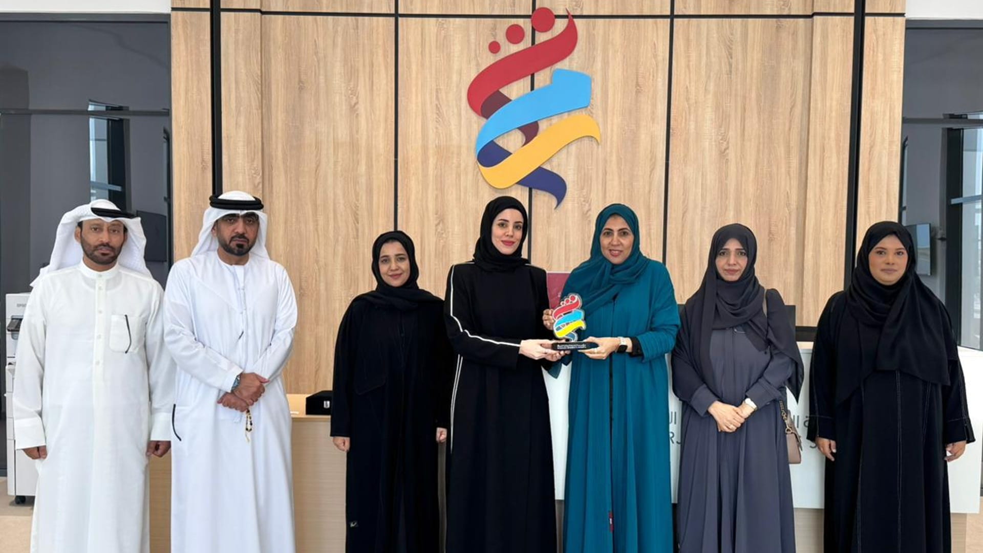 صورة بعنوان: تربية استشاري الشارقة تطّلع على برامج مركز رياضة المرأة الأولمبي 