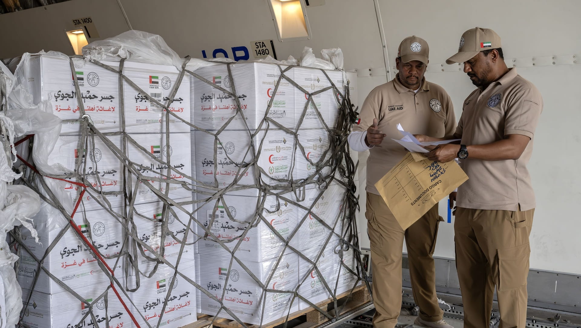 صورة بعنوان: وصول طائرة إماراتية للعريش محملة بـ100 طن المساعدات الغذائية لغزة 