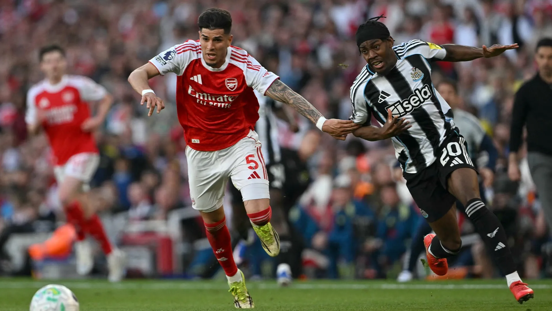 Arsenal edge Newcastle to reclaim Premier League top spot 