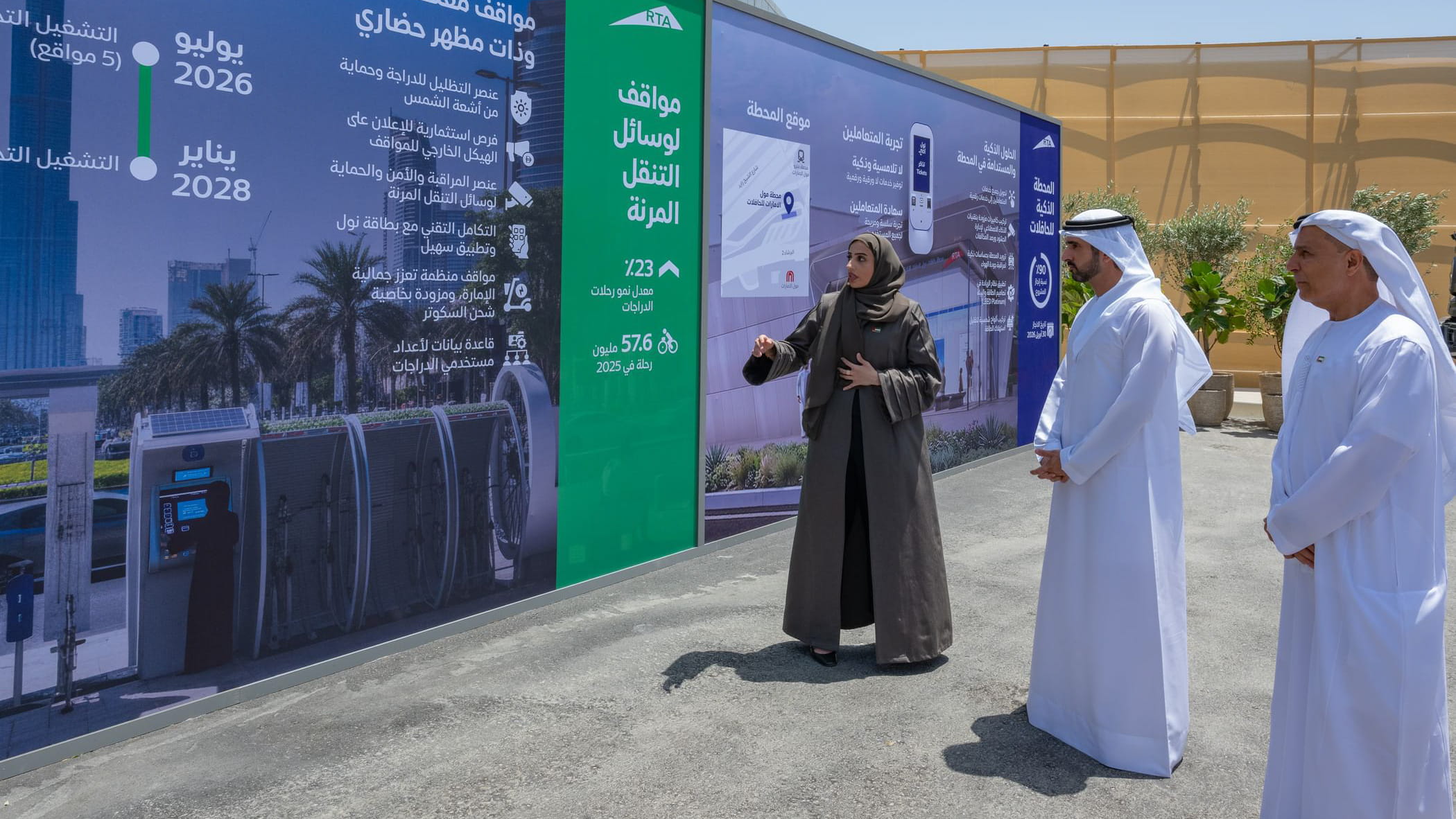 حمدان بن محمد يتفقد مركبة التدخل السريع والمحطة الذكية للحافلات