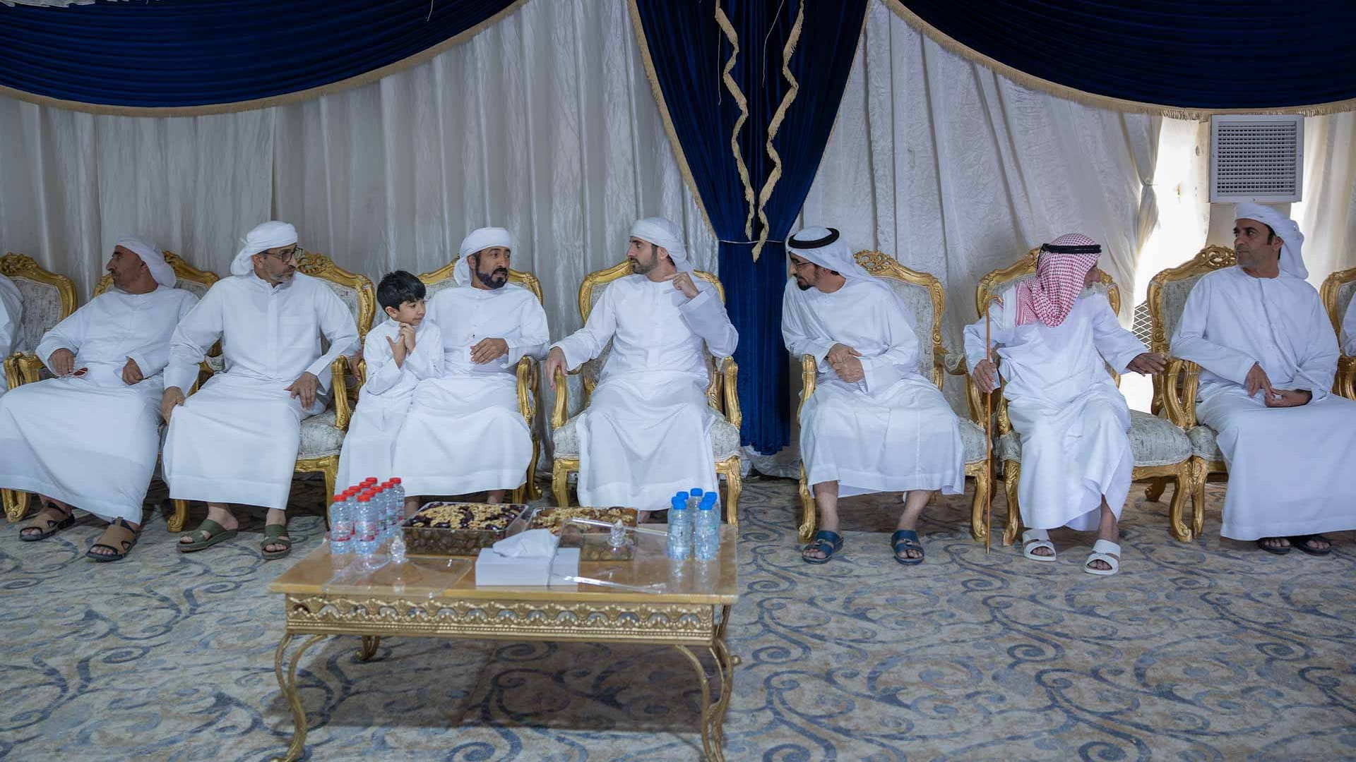 حمدان بن محمد يقدّم واجب العزاء في وفاة حميد حارب المهيري