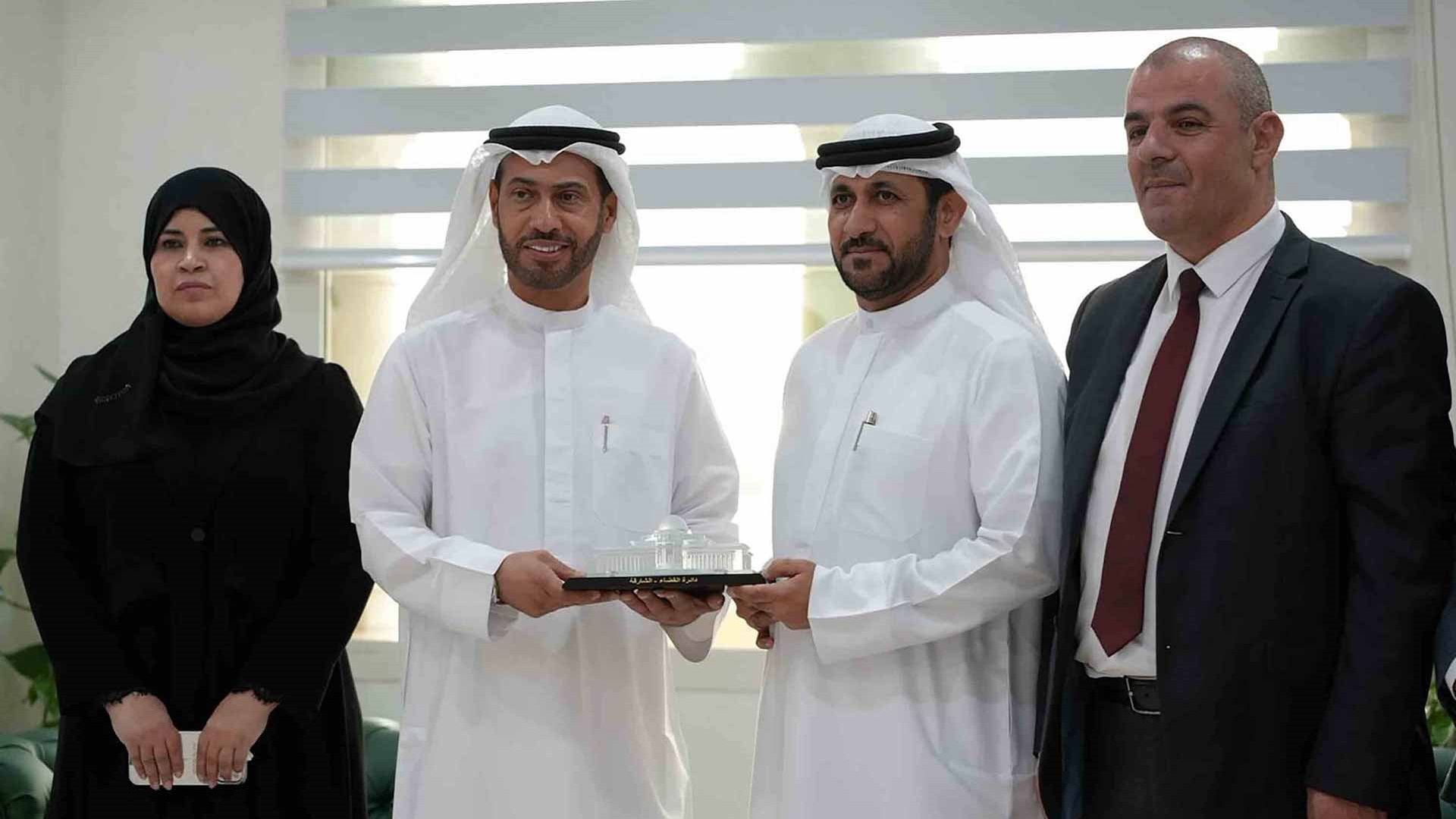 قضاء الشارقة وجامعة خورفكان تبحثان تعزيز التعاون 